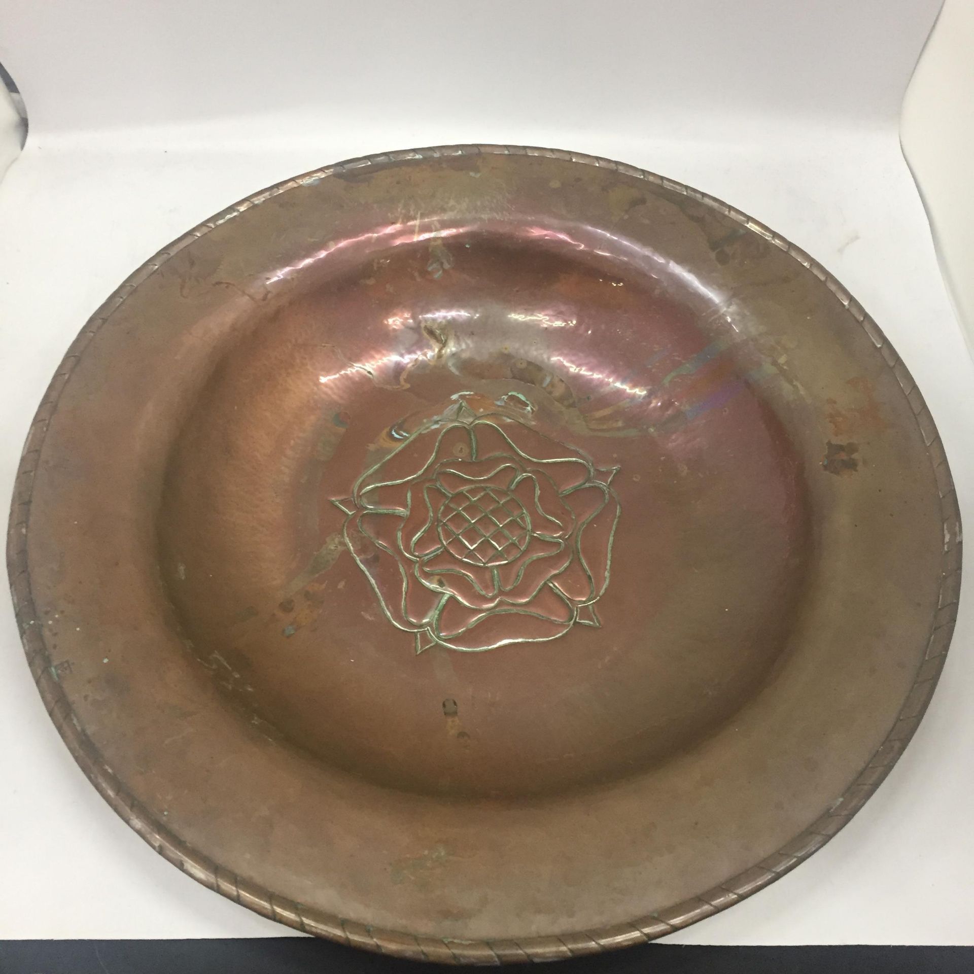A LARGE ARTS & CRAFTS COPPER CHARGER WITH ROSE CENTRE DESIGN, DIAMETER 47CM