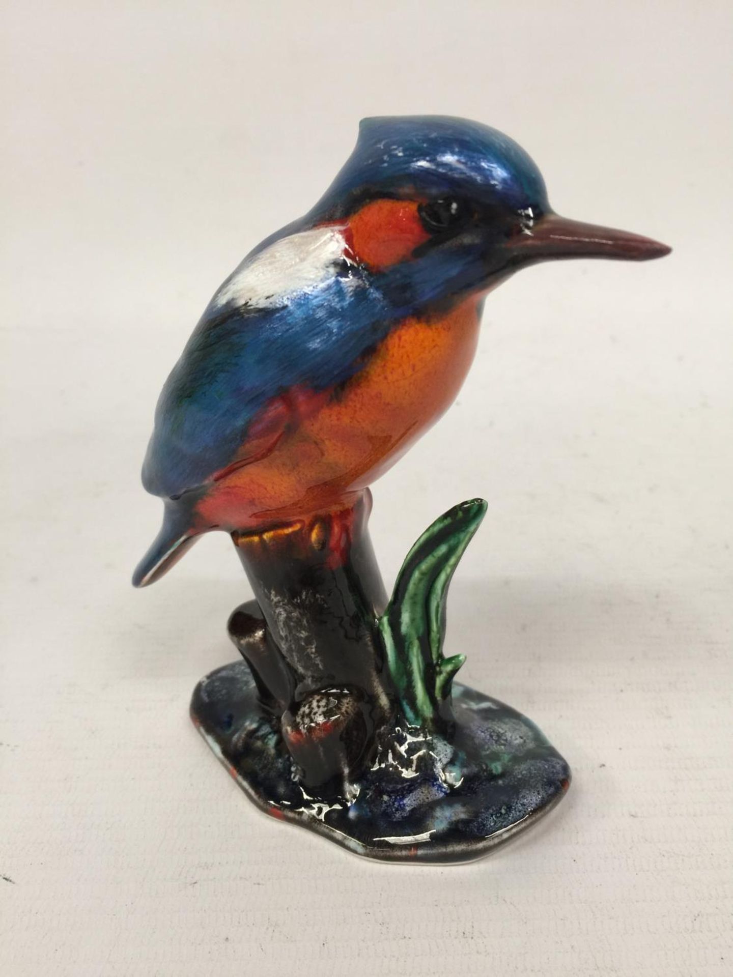 AN ANITA HARRIS KINGFISHER SIGNED IN GOLD TO BASE - Image 3 of 5