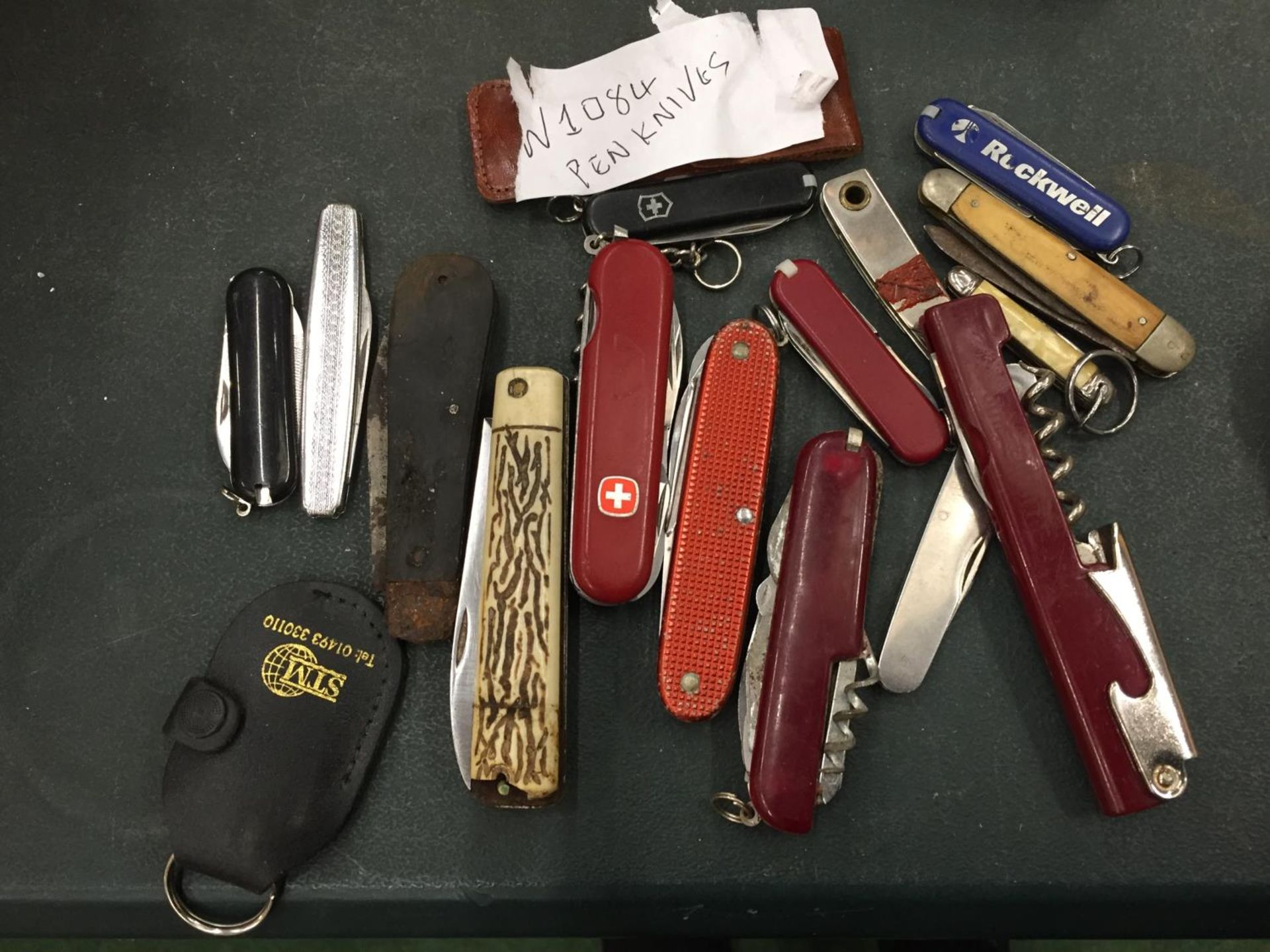 A COLLECTION OF VINTAGE PENKNIVES TO INCLUDE GENUINE SWISS ARMY KNIFE