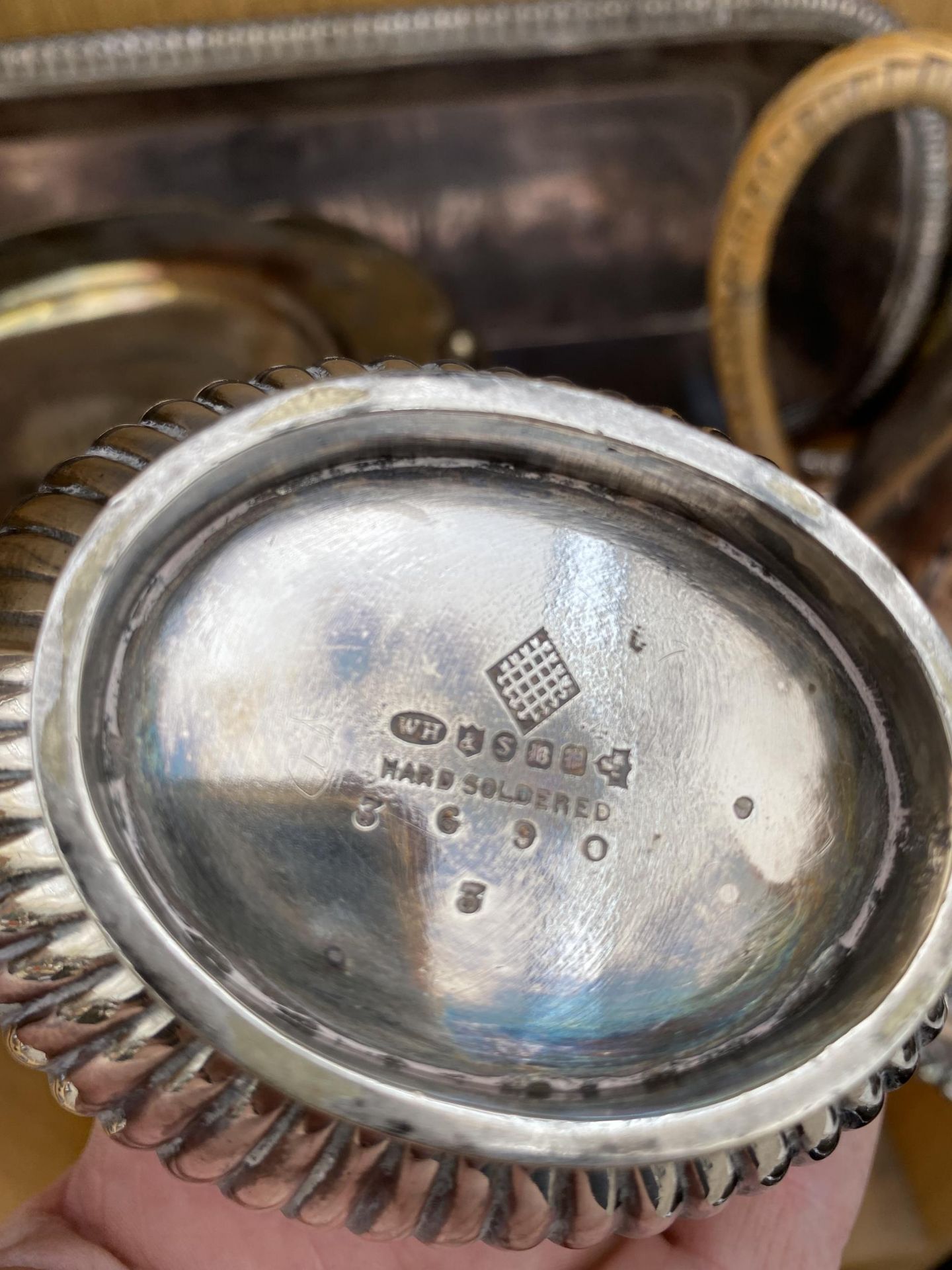 A MIXED LOT OF VINTAGE SILVER PLATED ITEMS TO INCLUDE SALVER WITH BALL AND CLAW FEET, COFFEE POT ETC - Image 9 of 11