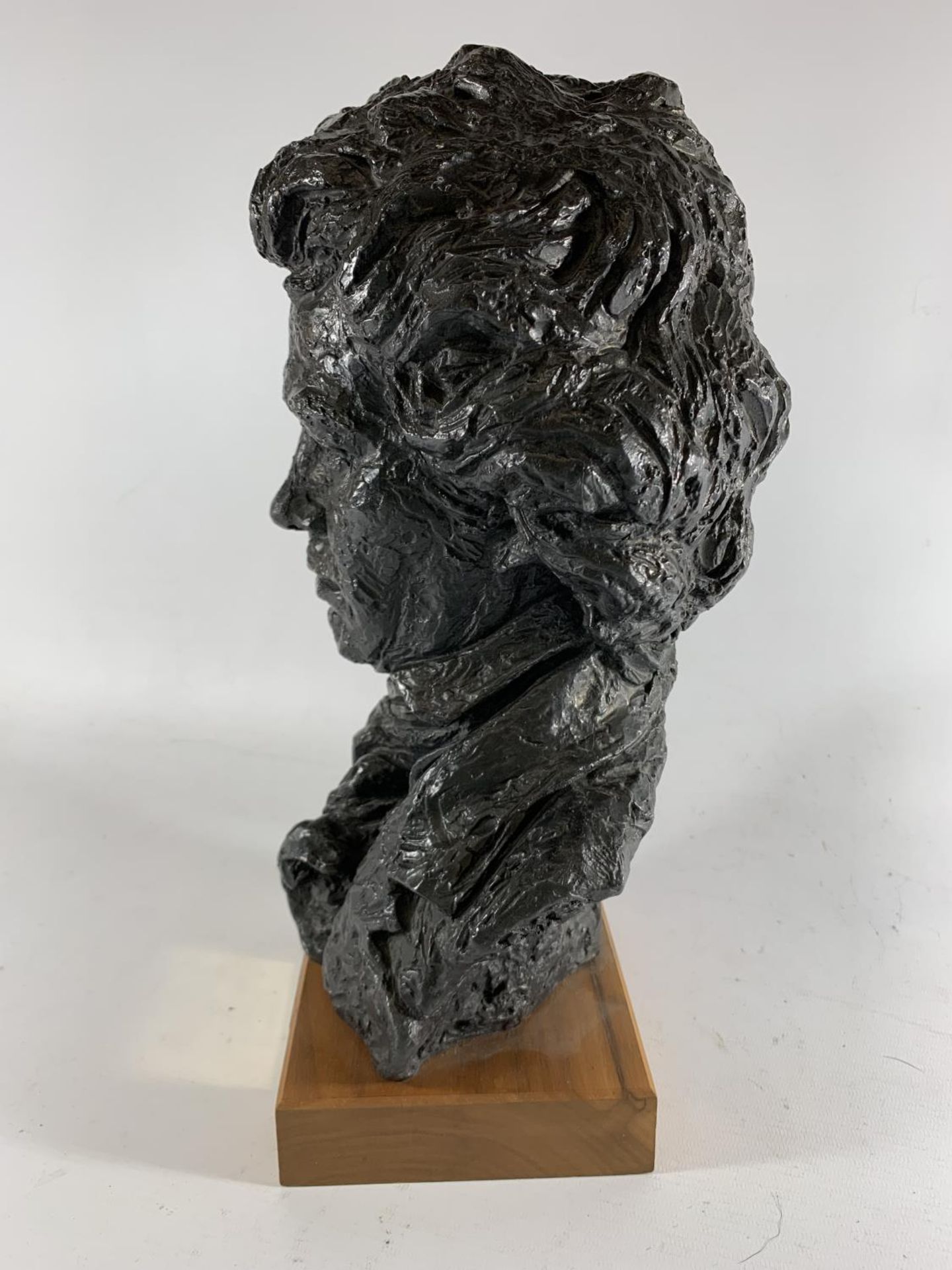* A PRESENTATION PAINTED PLASTER BUST OF LUDWIG VAN BEETHOVEN, MOUNTED ON WOODEN BASE, HEIGHT 35. - Bild 3 aus 5