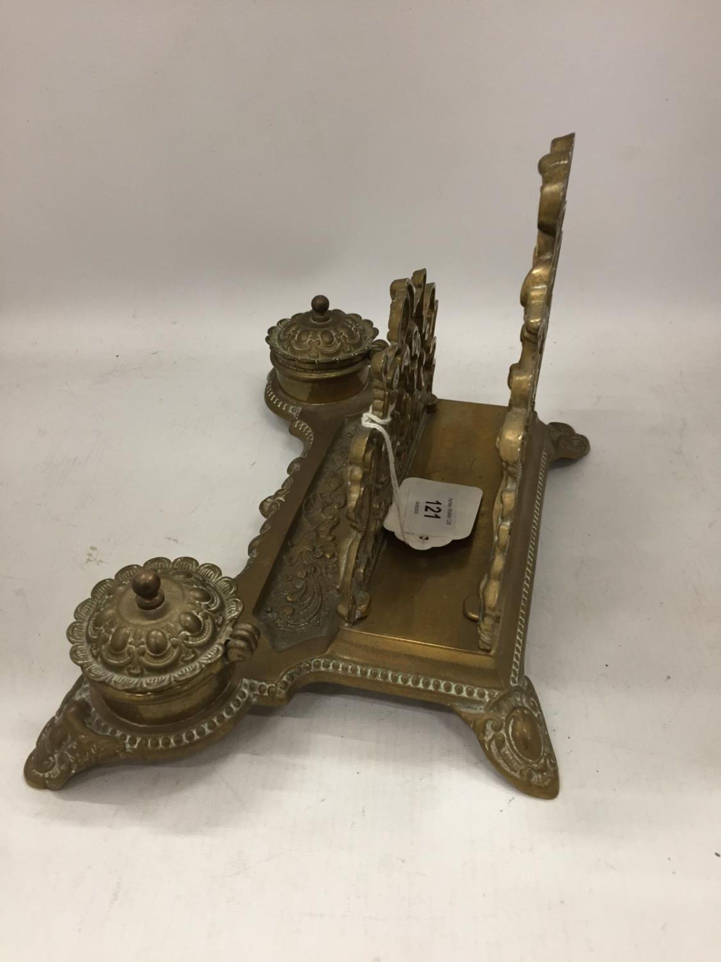 A VINTAGE BRASS DESK SET INCLUDING INKWELLS AND A LETTER RACK - Image 3 of 4