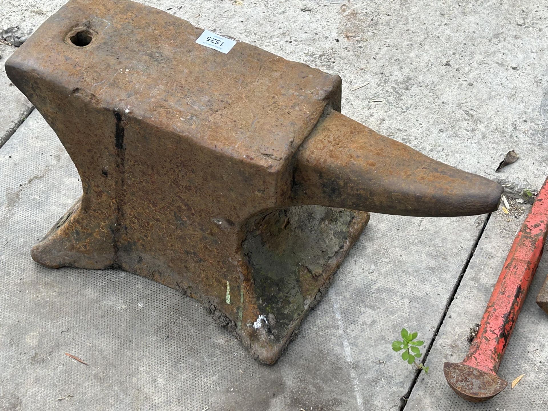 A SMALL VINTAGE CAST IRON BLACKSMITHS ANVIL (H:27CM L:52CM) - Image 4 of 4