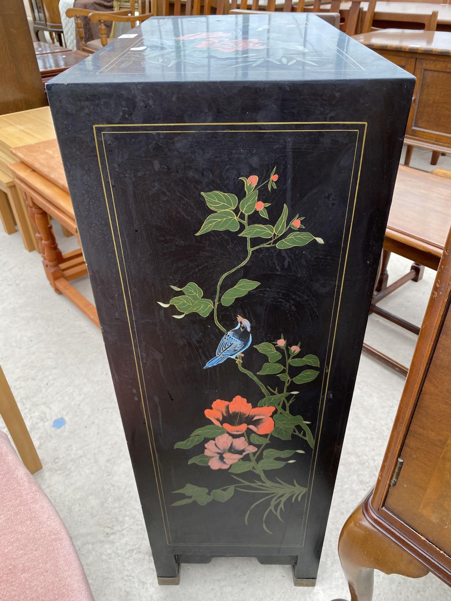 A MODERN TWO DOOR CABINET WITH CHINOISERIE DECORATION, 24" WIDE - Image 6 of 6