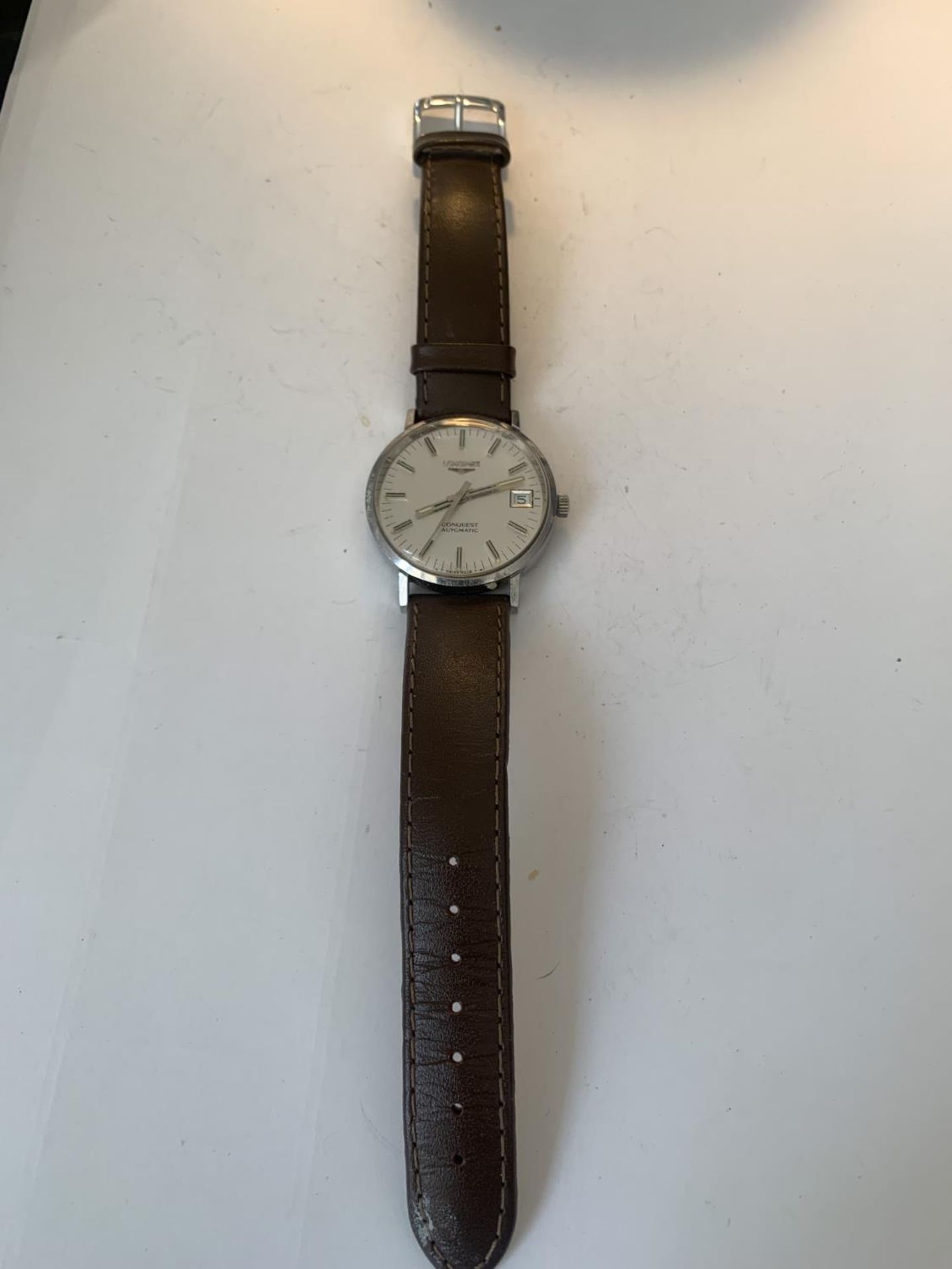 A VINTAGE LONGINES CONQUEST AUTOMATIC WRIST WATCH WITH LEATHER STRAP SEEN WORKING BUT NO WARRANTY