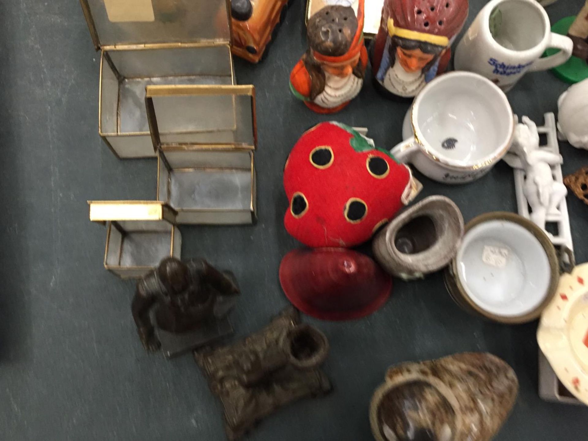 A MIXED LOT TO INCLUDE A CARLTON WARE 'FACE' PEPPER POT, SMALL CUPS AND MUGS, METAL FIGURES, A - Image 3 of 5