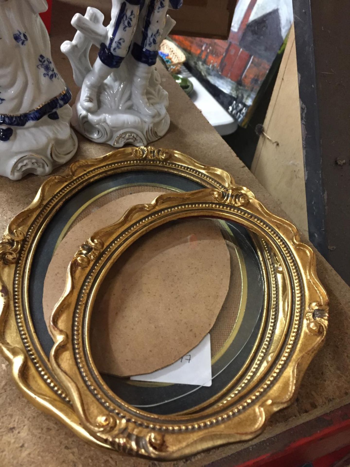 A PAIR OF CONTINENTAL FIGURES PLUS THREE SMALL GILT PICTURE FRAMES - Image 3 of 3