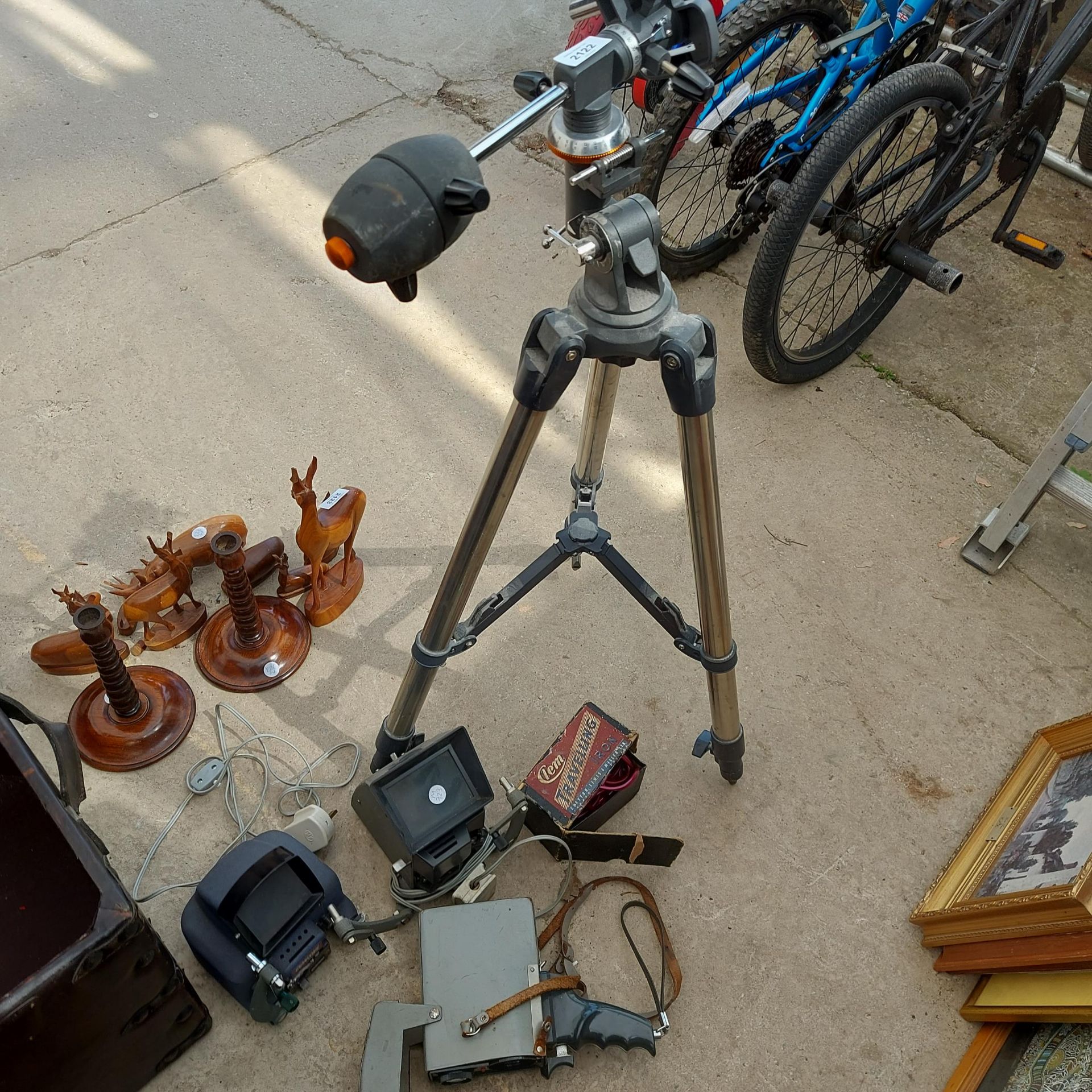 AN ASSORTMENT OF PHOTOGRAPHY ITEMS TO INCLUDE A TRIPOD, A CAMERA AND TWO REEL CREENS ETC - Image 2 of 2