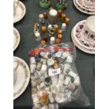 A LARGE QUANTITY OF VINTAGE THIMBLES TO INCLUDE WOODEN AND CHINA, ETC