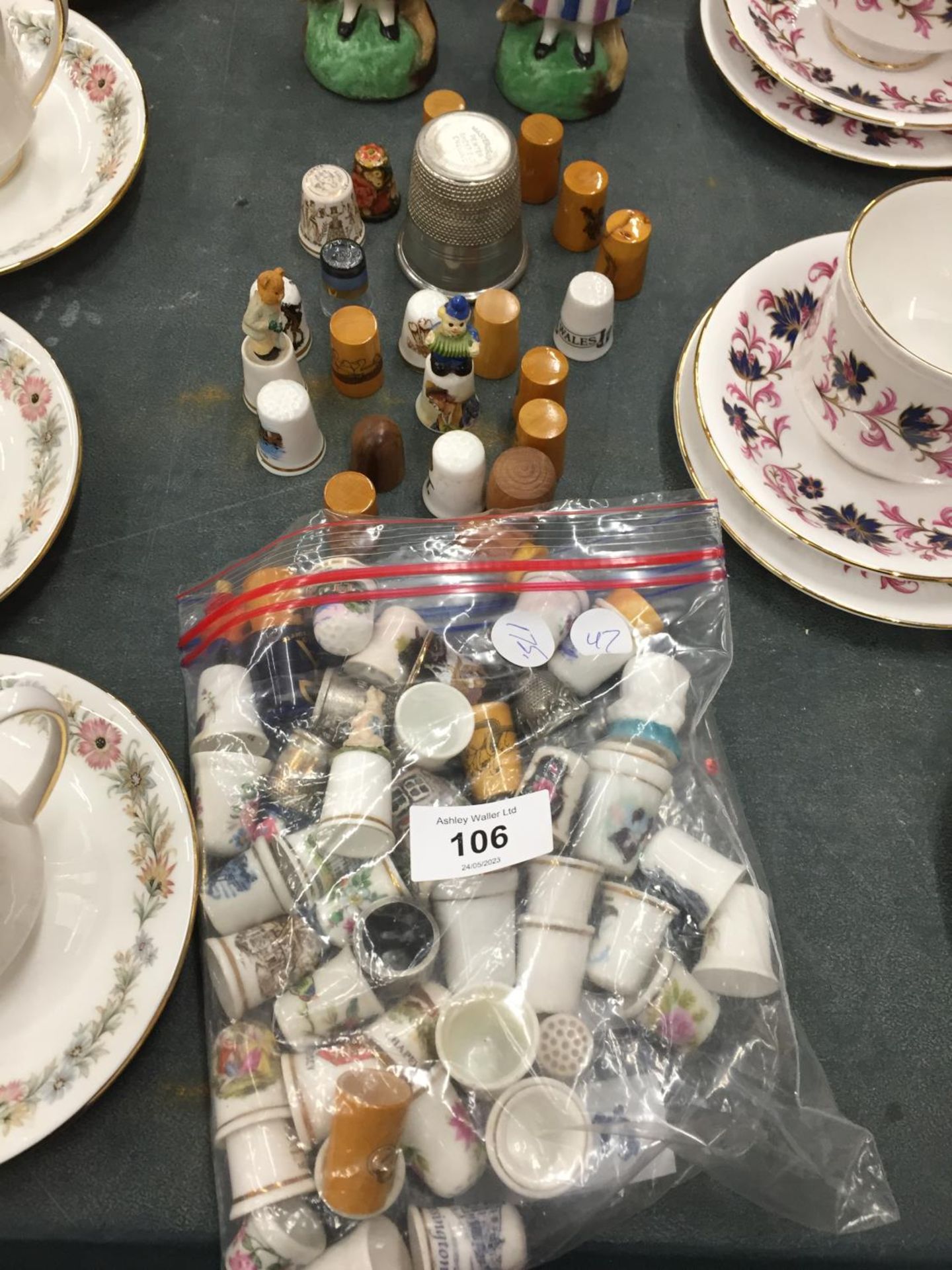 A LARGE QUANTITY OF VINTAGE THIMBLES TO INCLUDE WOODEN AND CHINA, ETC