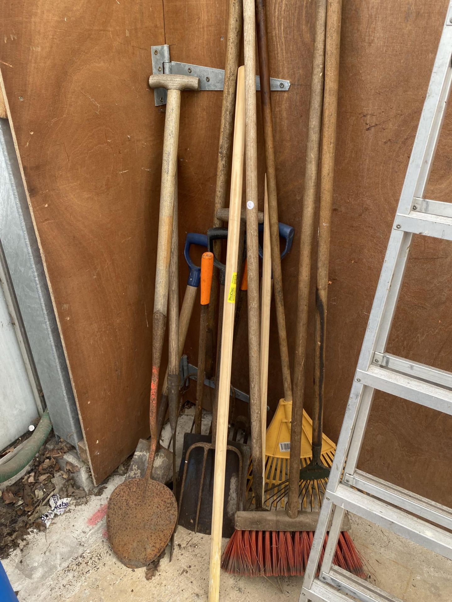 A SET OF STEP LADDERS AND ASSORTED GARDEN TOOLS ETC - Image 3 of 5