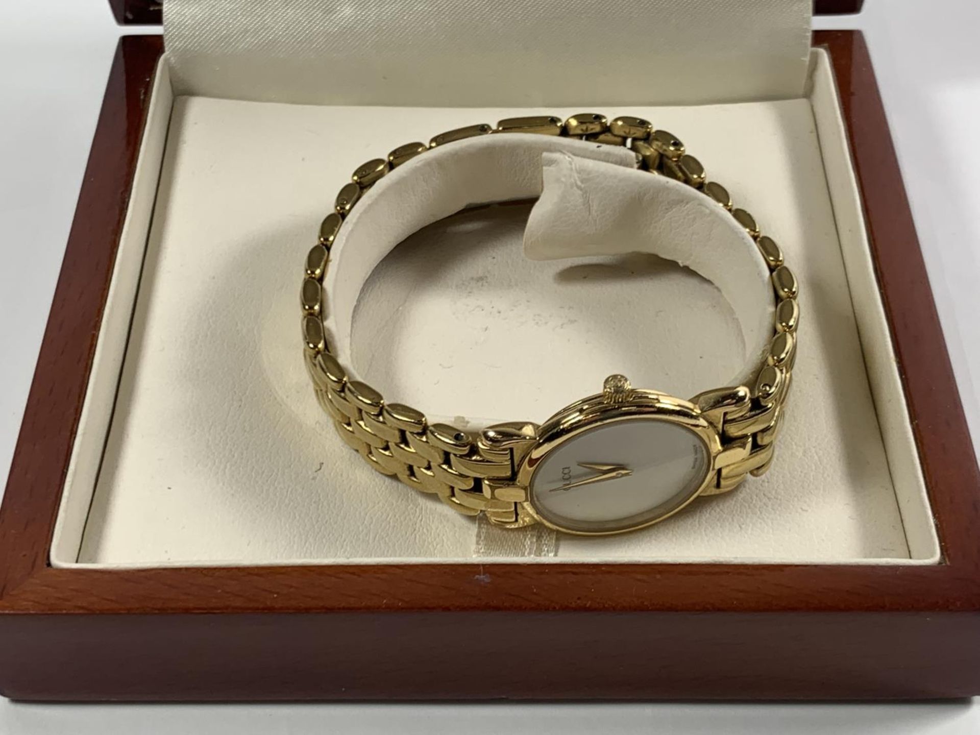 A GUCCI WRIST WATCH IN A PRESENTATION BOX