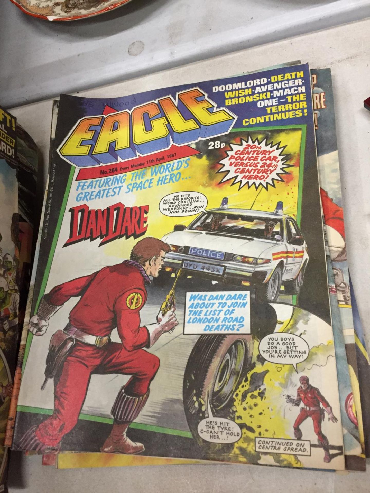 A COLLECTION OF 25 EAGLE COMICS FROM THE 1980'S FEATURING DAN DARE - Image 4 of 5