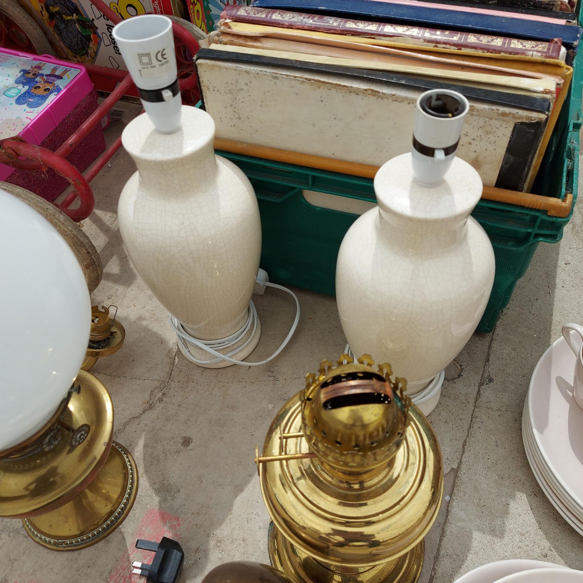 AN ASSORTMENT OF LAMPS TO INCLUDE TWO BRASS OIL LAMPS ETC - Image 2 of 3