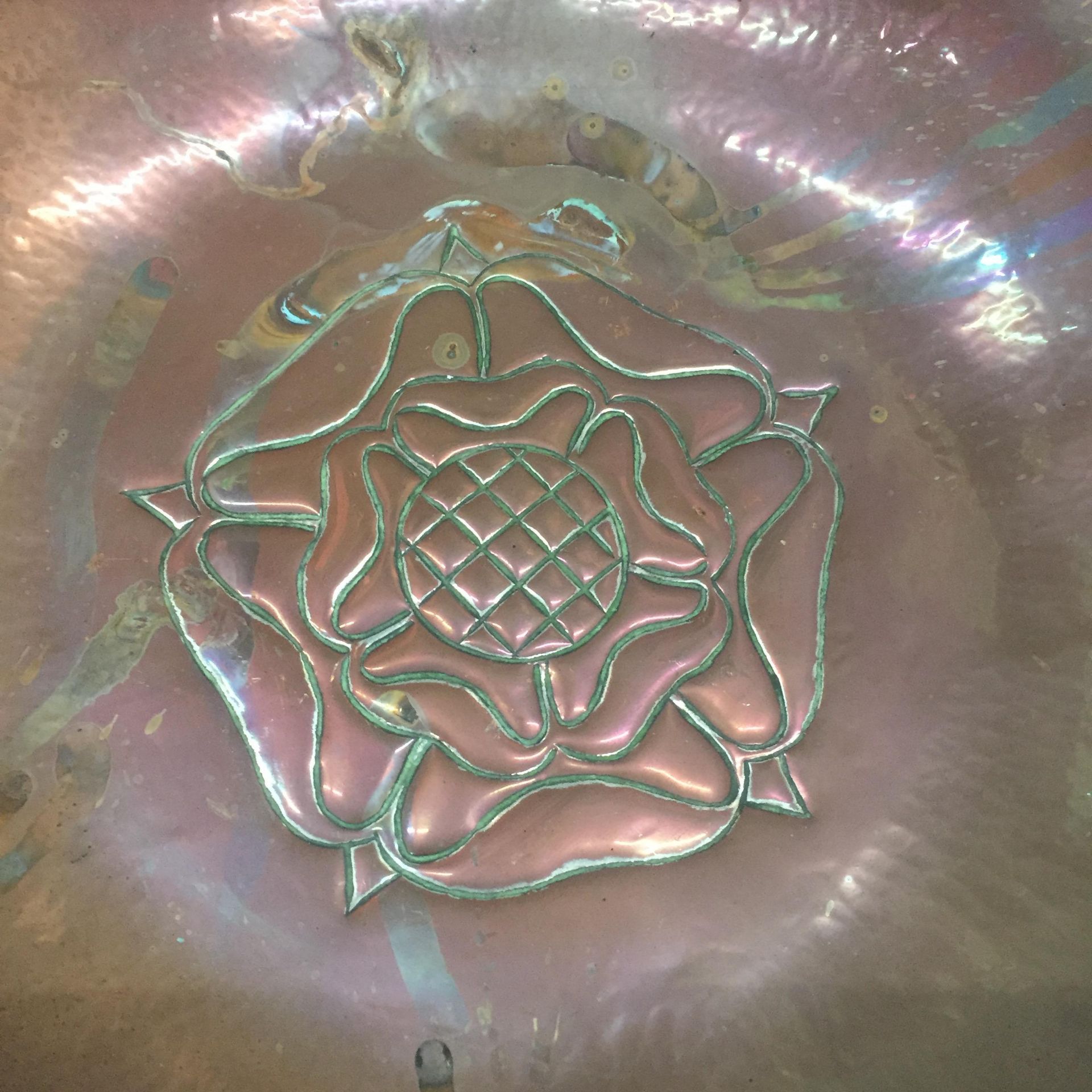 A LARGE ARTS & CRAFTS COPPER CHARGER WITH ROSE CENTRE DESIGN, DIAMETER 47CM - Image 2 of 3