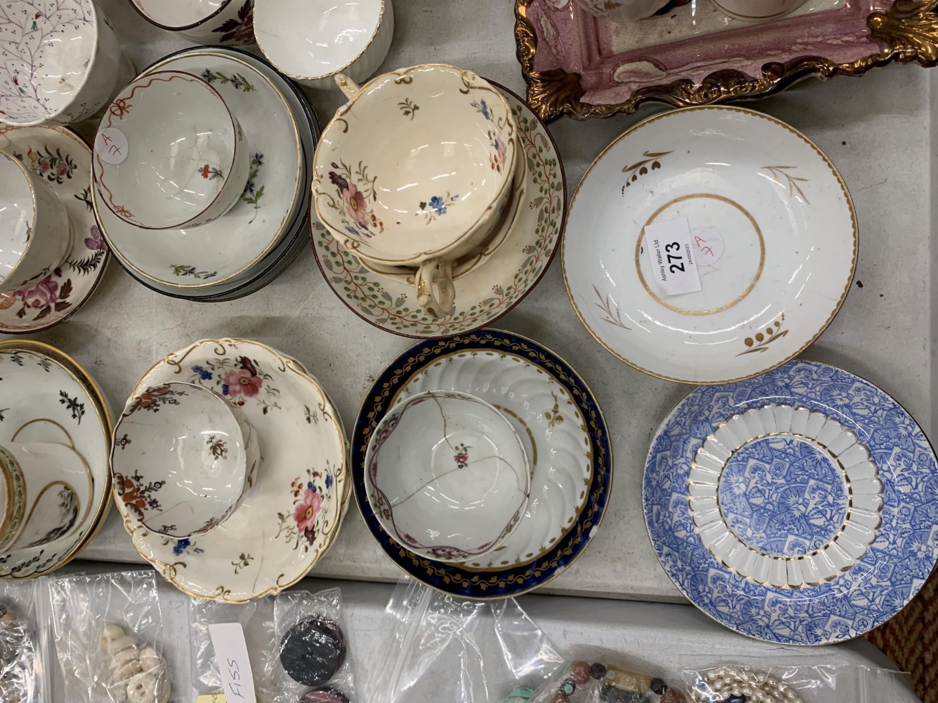 A LARGE COLLECTION OF 19TH CENTURY PORCELAIN, TEA BOWLS, SAUCERS, WEDGWOOD CREAMWARE BOWL ETC - Image 4 of 6