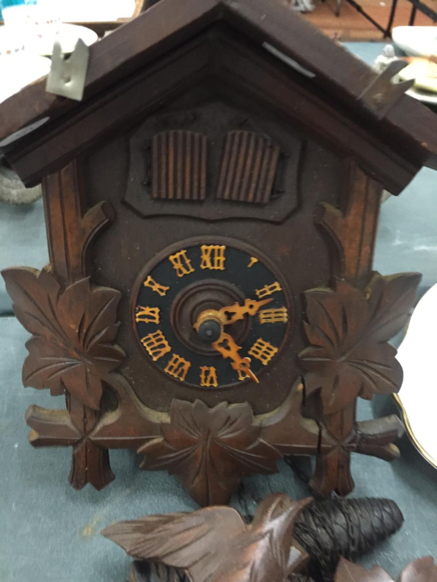 A WOODEN CUCKOO CLOCK COMPLETE WITH PENDULUM AND WEIGHTS - Image 2 of 3