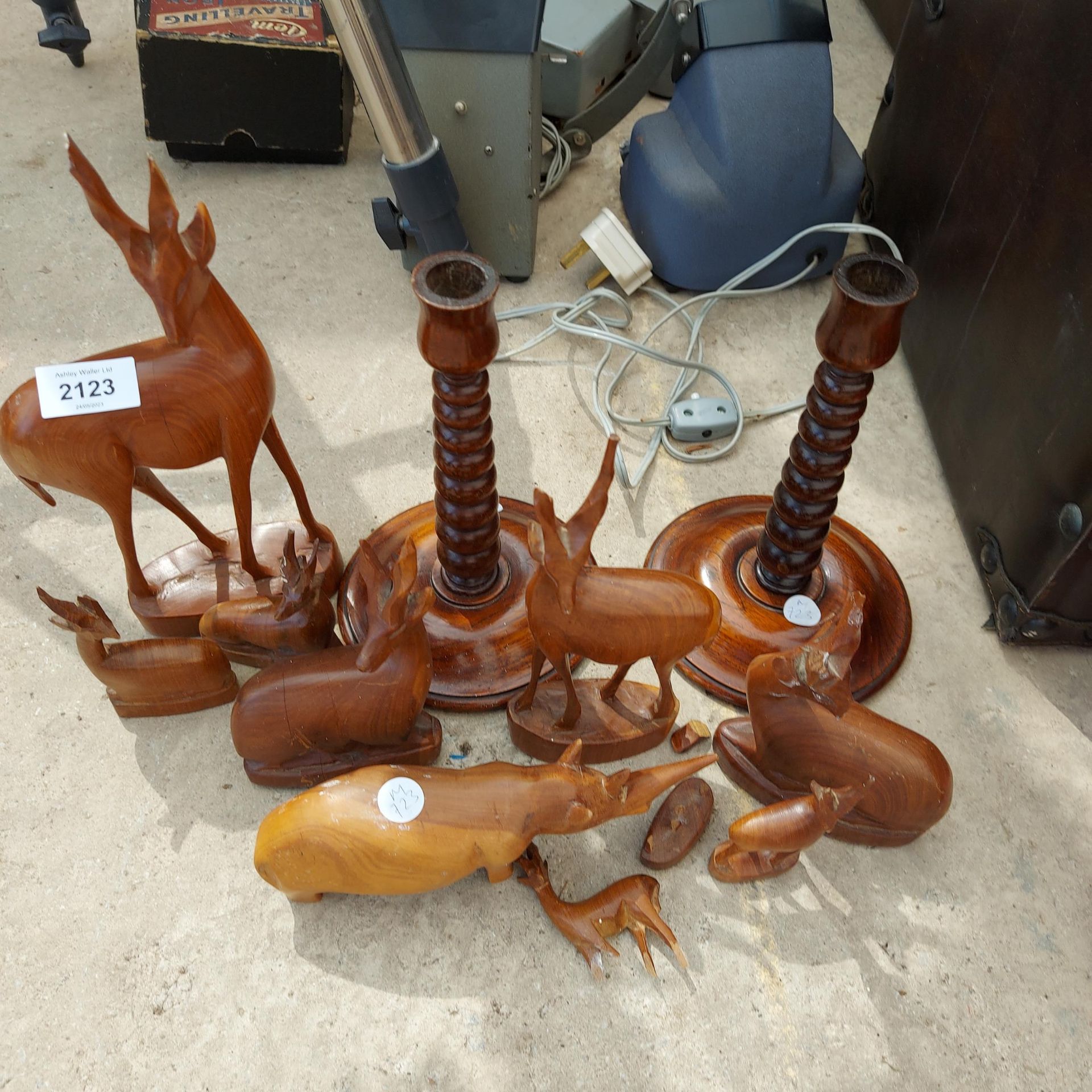 AN ASSORTMENT OF TREEN ITEMS TO INCLUDE CANDLESTICKS AND ANIMALS ETC