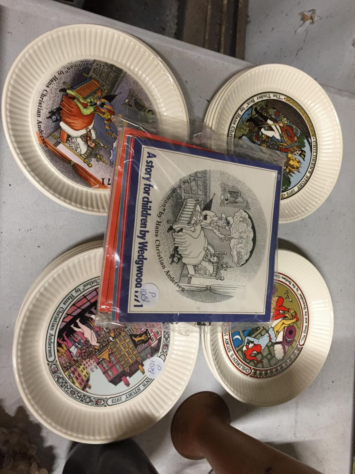 A COLLECTION OF SMALL WEDGWOOD CABINET PLATES 'CHILDREN'S STORIES' WITH STORY BOOKS PLUS A - Image 2 of 5