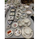 A MIXED GROUP OF CERAMICS TO INCLUDE WEDGWOOD, ROYAL WORCESTER ETC