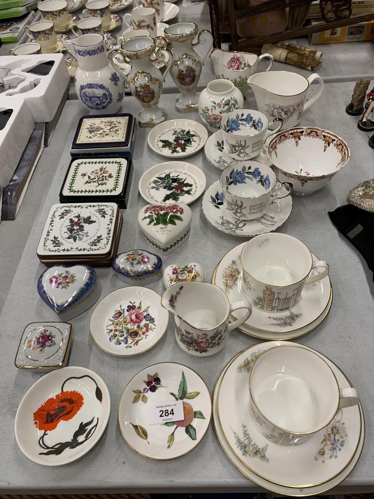 A MIXED GROUP OF CERAMICS TO INCLUDE WEDGWOOD, ROYAL WORCESTER ETC