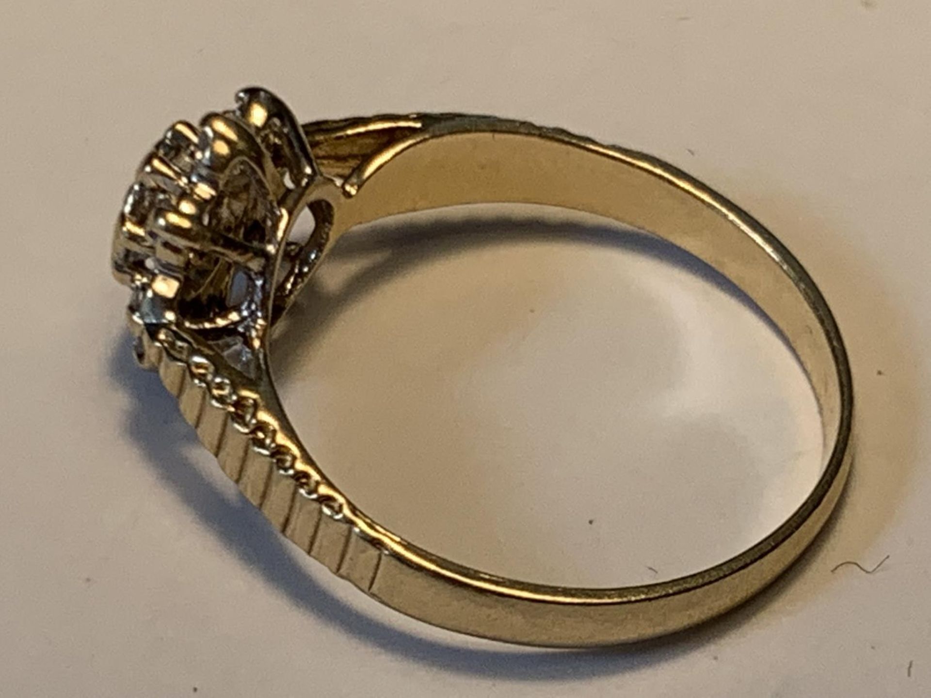 A 9 CARAT GOLD DIAMOND RING IN THE STYLE OF A DAISY SIZE K - Image 3 of 3