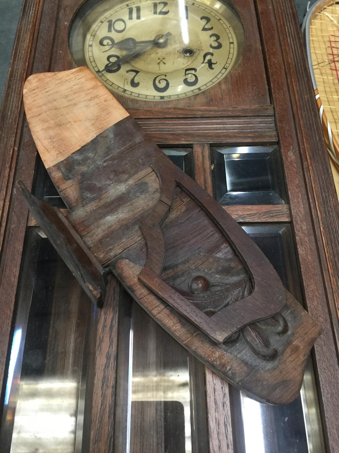 A VINTAGE MAHOGANY CASED WALL CLOCK WITH BEVELLED GLASS TO THE FRONT, COMPLETE WITH PENDULUM AND - Image 4 of 4