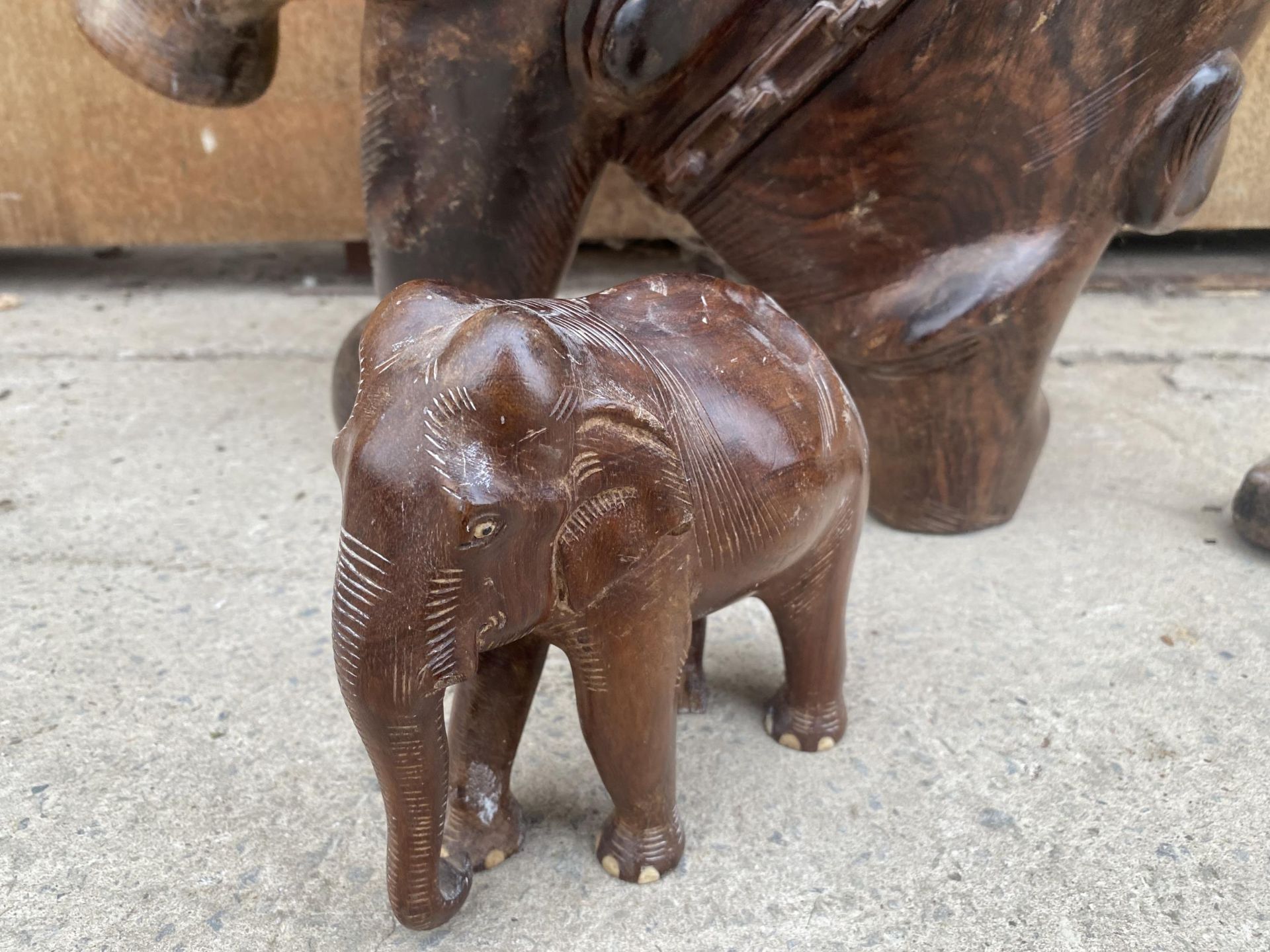 A HEAVY WOODEN ELEPHANT (H:49CM) AND A FURTHER SMALL WOODEN ELEPHANT - Image 3 of 5