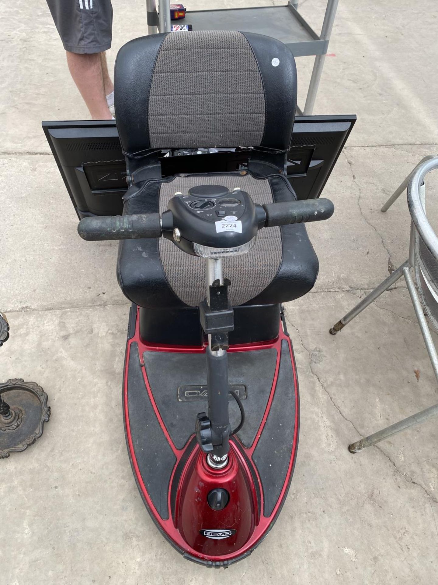 AN ELECTRIC REVO MOBILITY SCOOTER, NO KEY OR CHARGER - Image 2 of 3