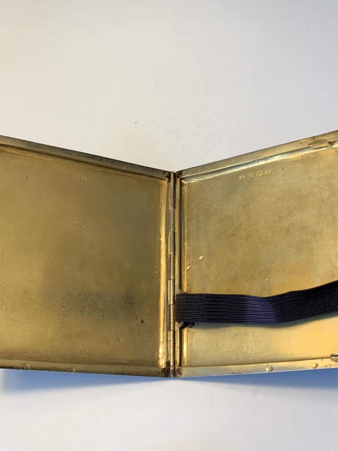 A HALLMARKED BIRMINGHAM 1919 SILVER CIGARETTE CASE GROSS WEIGHT 88.2 GRAMS - Image 3 of 4