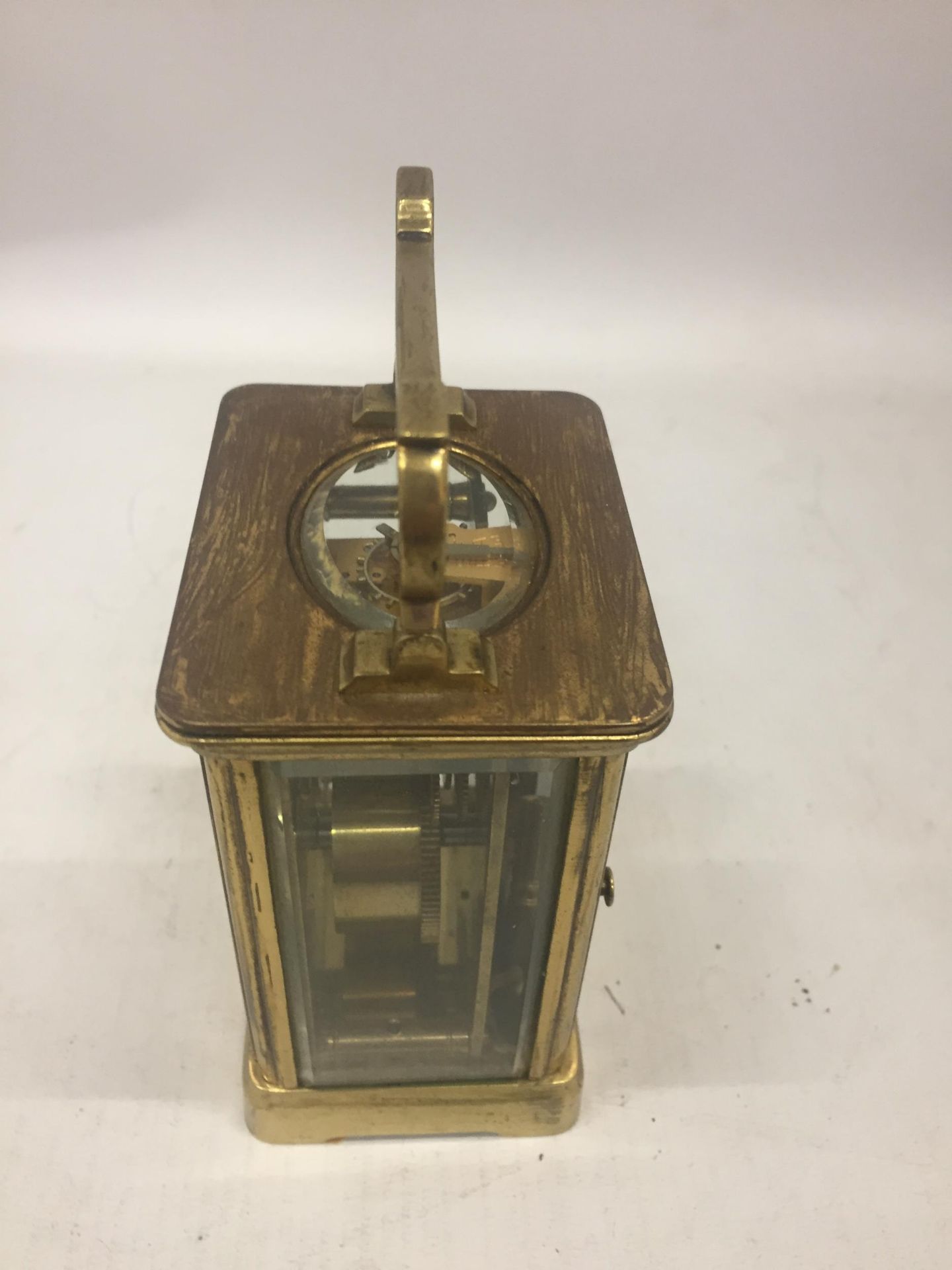 A FRENCH ANTIQUE BRASS CASED CARRIAGE CLOCK WITH KEY - Image 2 of 4