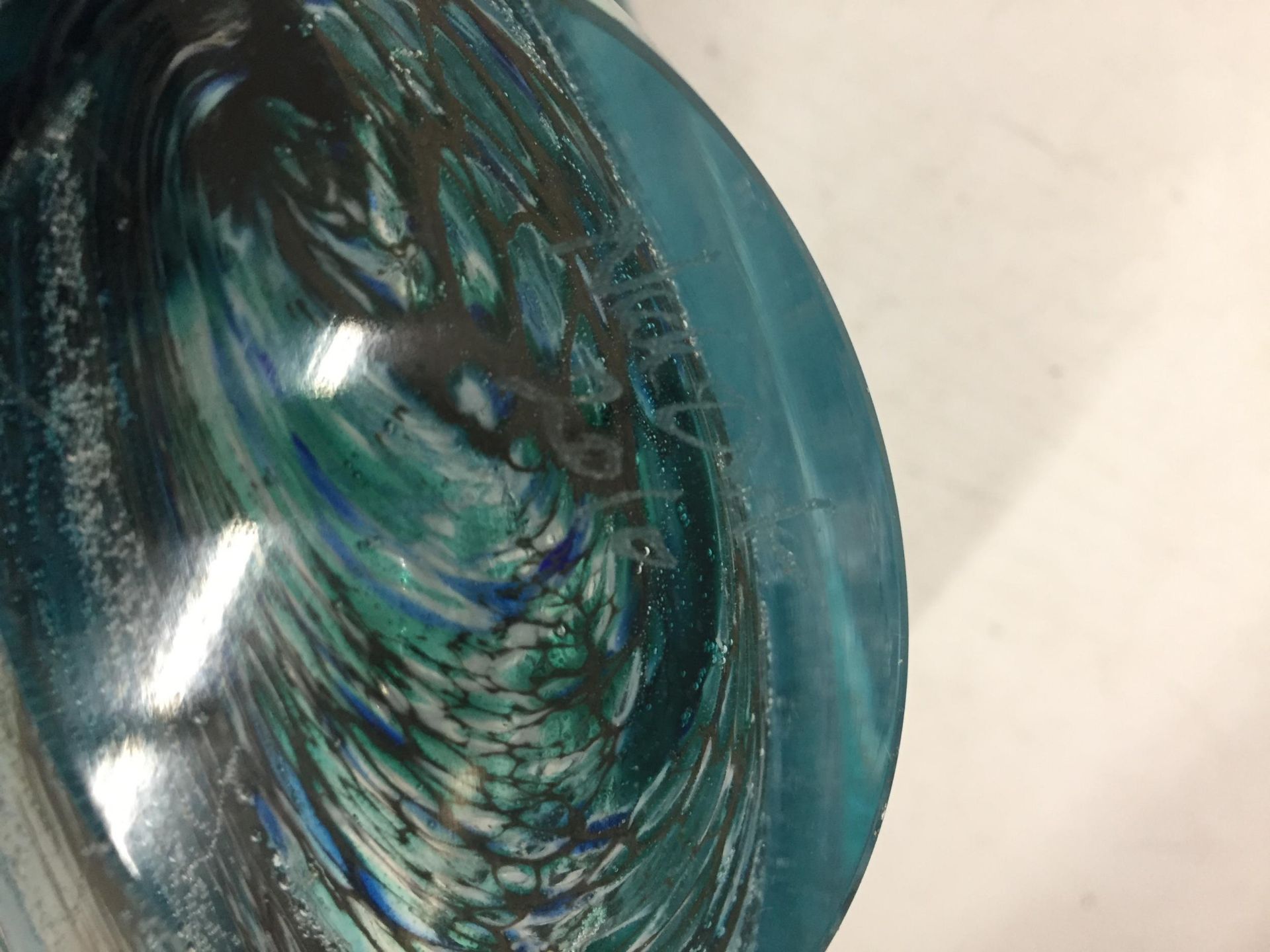 A LARGE ABSTRACT ART GLASS BOWL IN THE MURANO STLYE, INDISTINCTLY SIGNED, DATED 2010 - Image 3 of 4