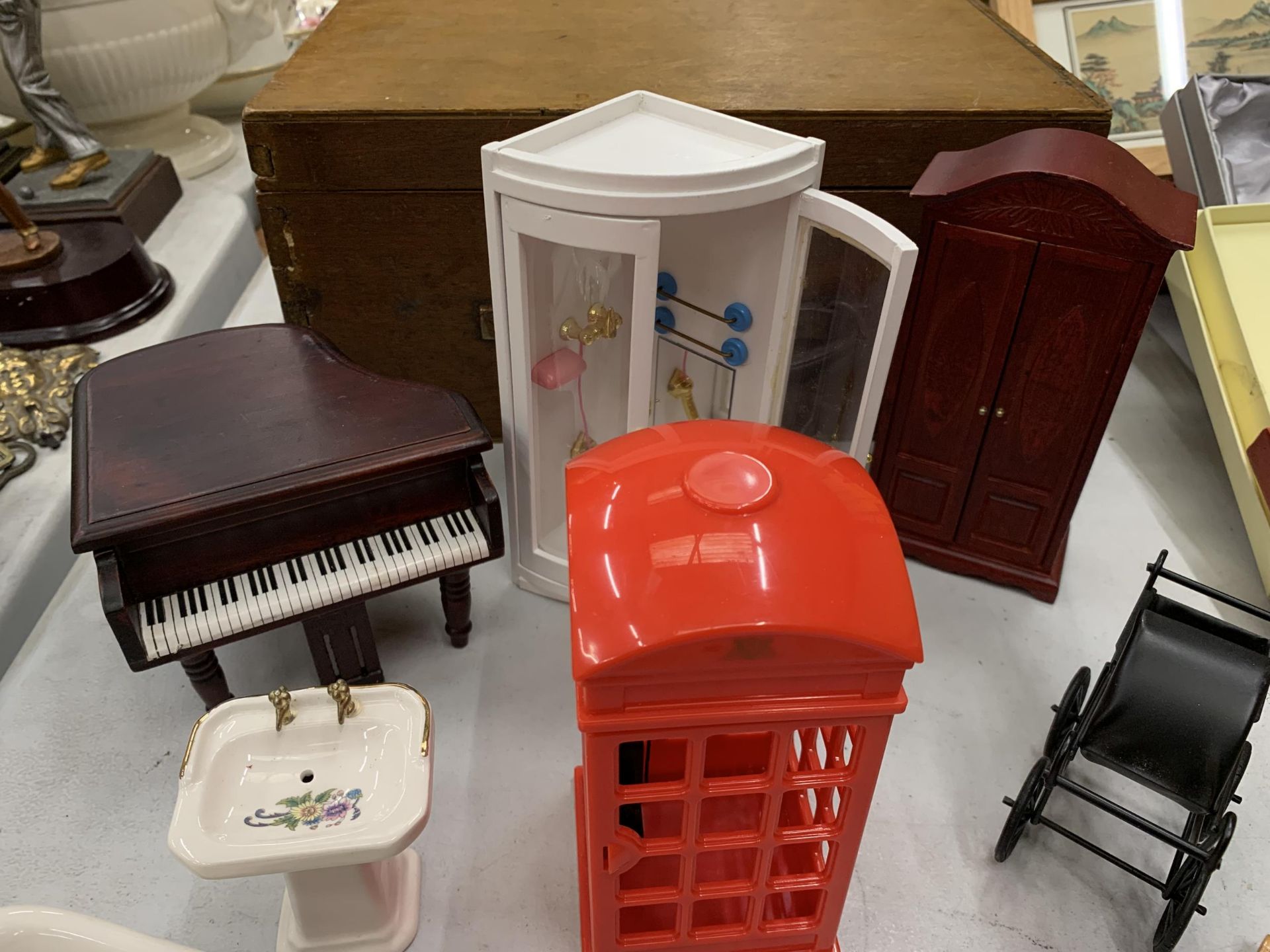 A COLLECTION OF DOLLS HOUSE FURNITURE - Image 3 of 5