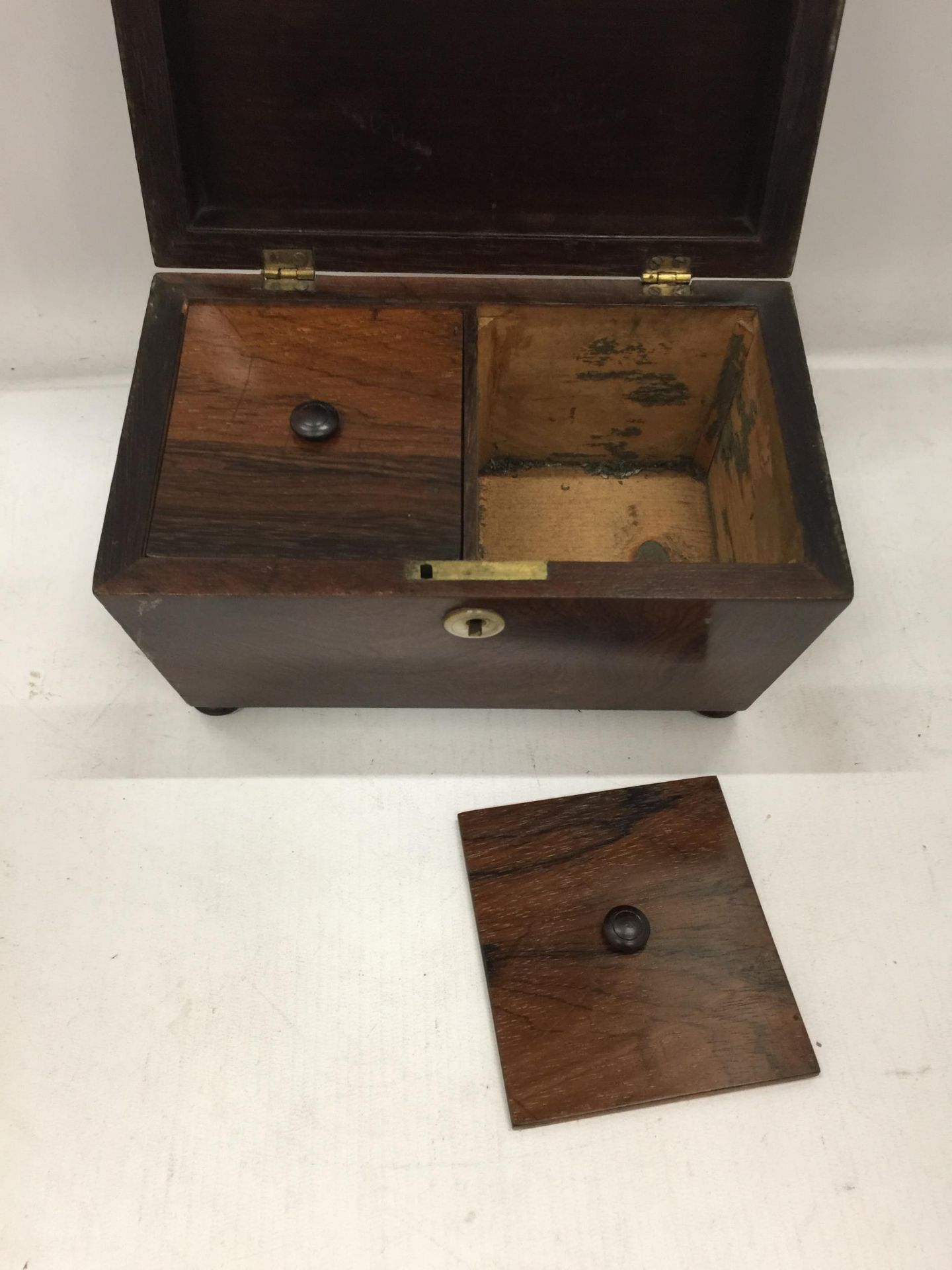A VICTORIAN MAHOGANY TEA CADDY WITH TWO INNER COMPARTMENTS - Image 4 of 4