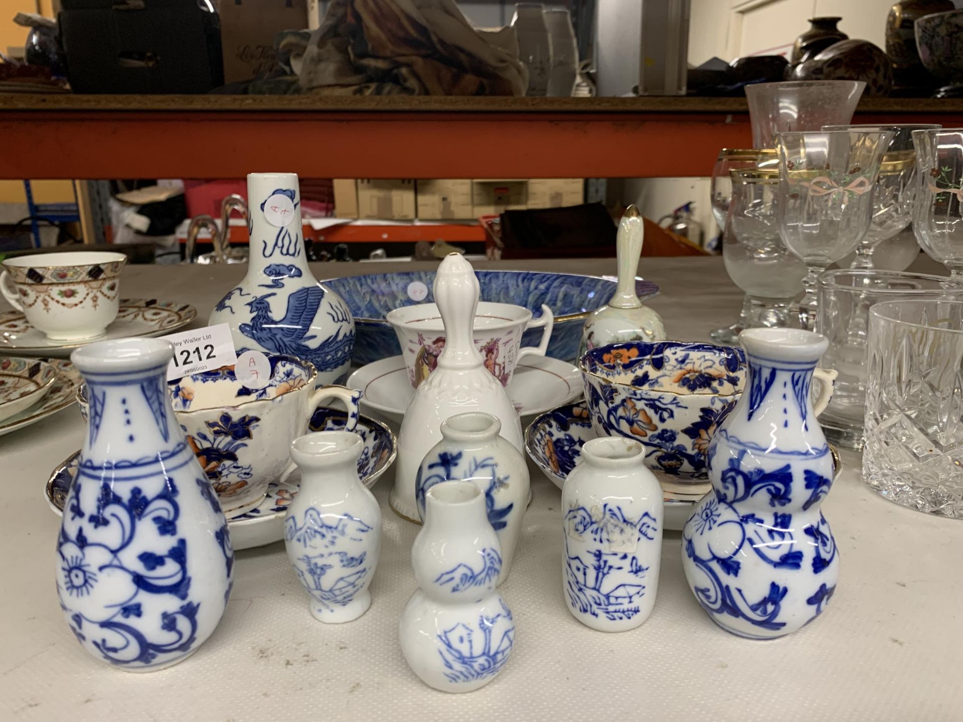 A MIXED LOT OF CERAMICS, CHINESE BLUE AND WHITE VASES ETC - Image 3 of 4