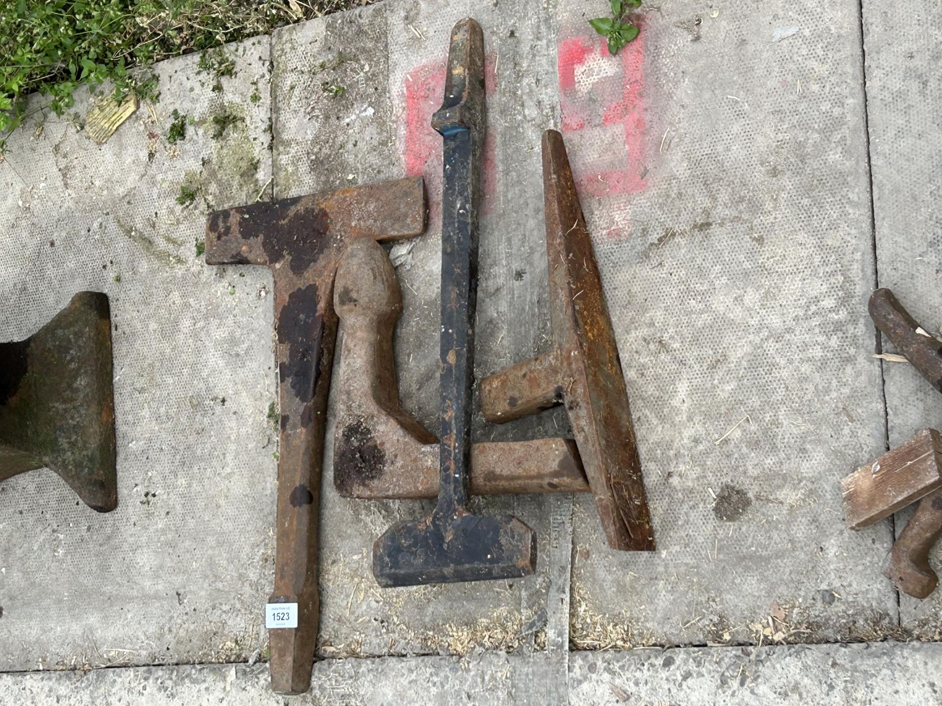 AN ASSORTMENT OF VINTAGE CAST IRON FORGING TOOLS - Image 3 of 3