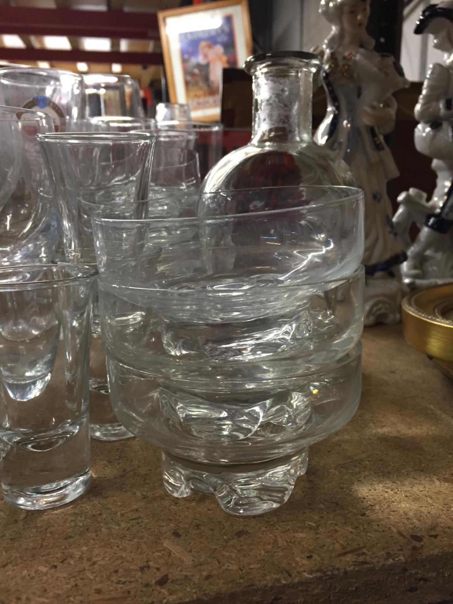 A LARGE QUANTITY OF GLASSES TO INCLUDE WINE, SHERRY, LICQUER, TUMBLERS, DESSERT BOWLS, VASES, ETC - Image 4 of 4