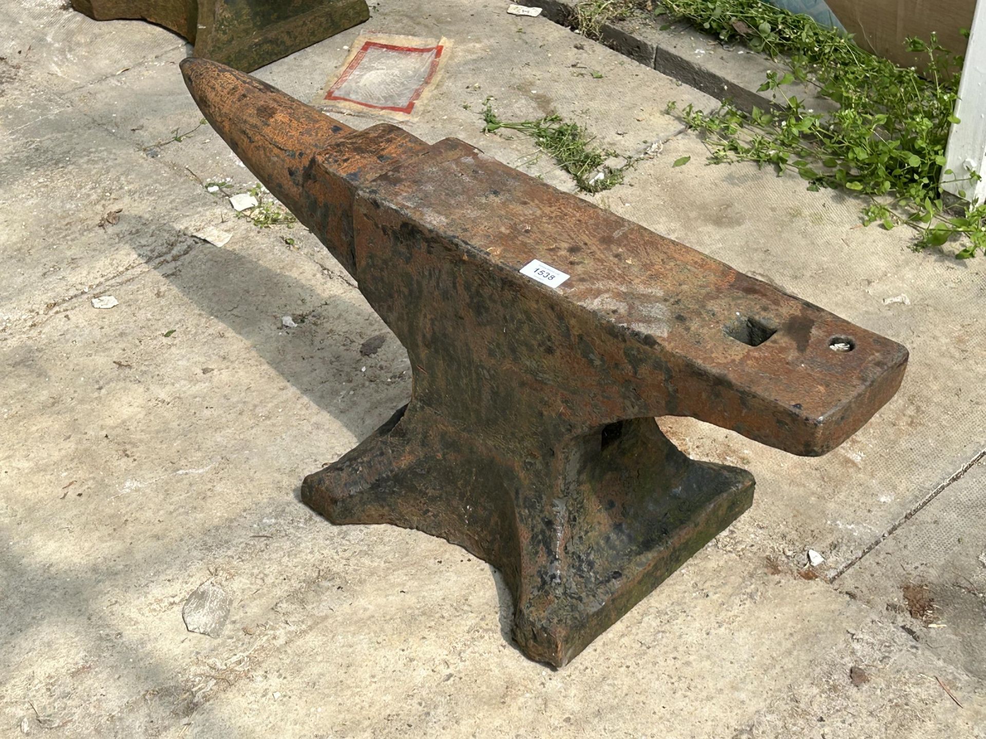 A VINTAGE CAST IRON BLACKSMITHS ANVIL (H:30CM L:75CM) - Image 2 of 4