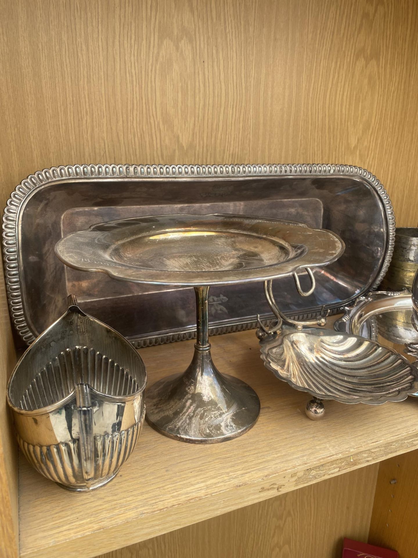 A MIXED LOT OF VINTAGE SILVER PLATED ITEMS TO INCLUDE SALVER WITH BALL AND CLAW FEET, COFFEE POT ETC - Image 2 of 11