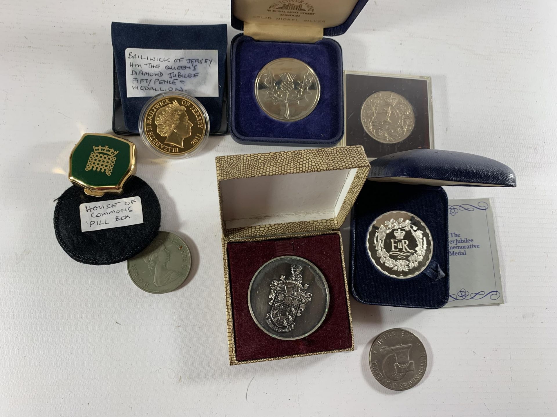 * A CASED SILVER QUEEN ELIZABETH II SILVER JUBILEE MEDAL, FURTHER JUBILEE COIN ETC - Image 4 of 4