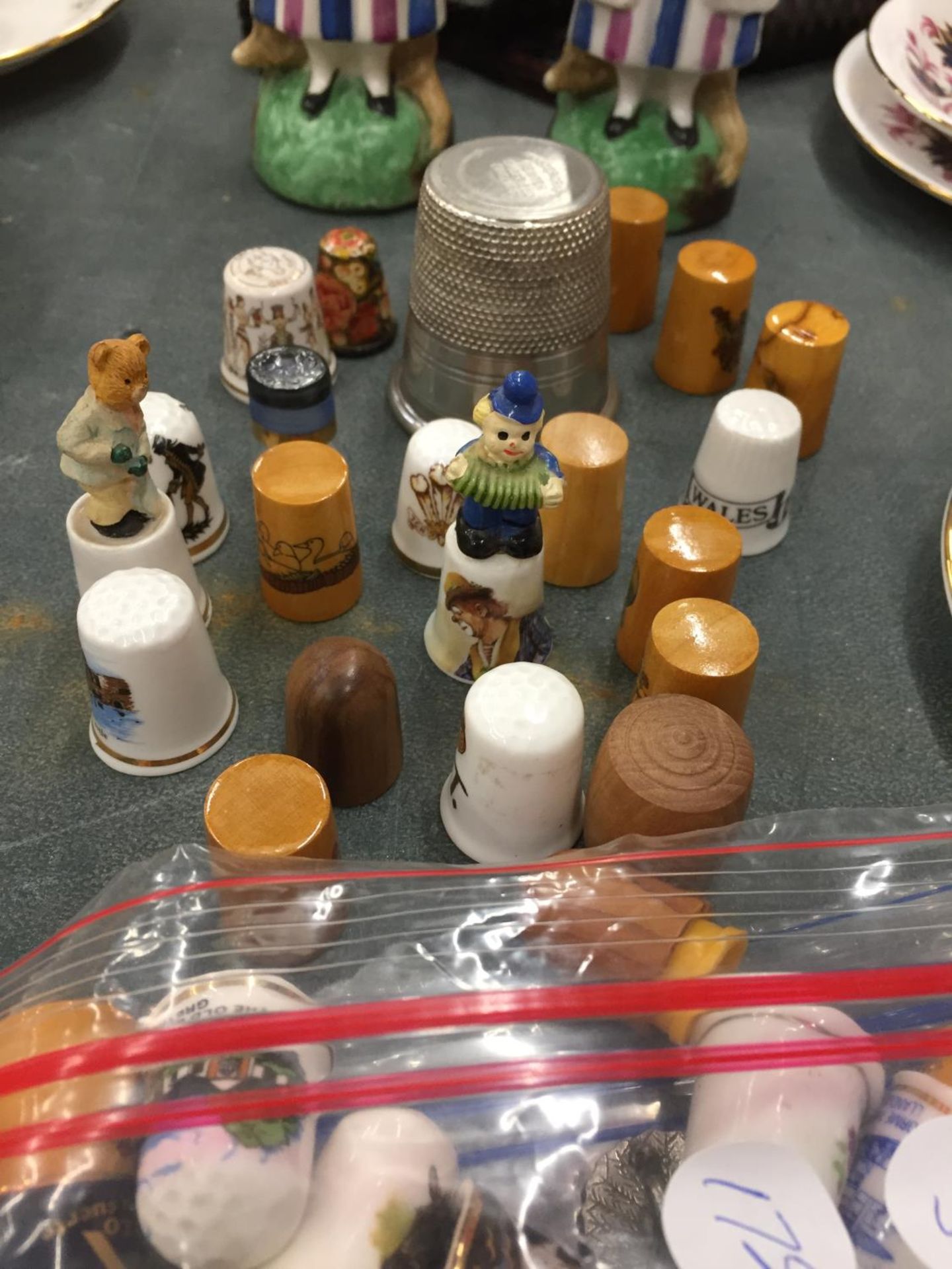 A LARGE QUANTITY OF VINTAGE THIMBLES TO INCLUDE WOODEN AND CHINA, ETC - Image 2 of 2