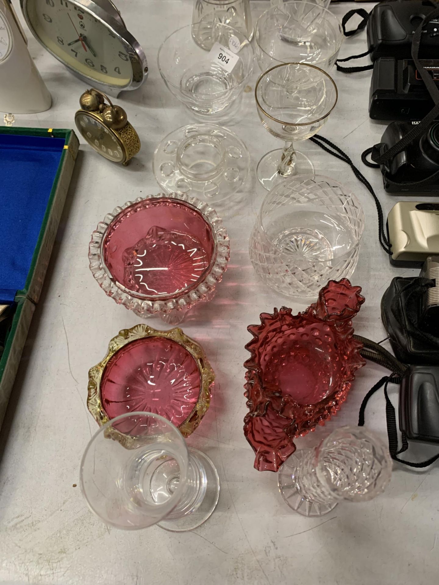 A QUANTITY OF GLASSWARE TO INCLUDE CRANBERRY GLASS BOWLS, VASES, ETC - Image 3 of 4