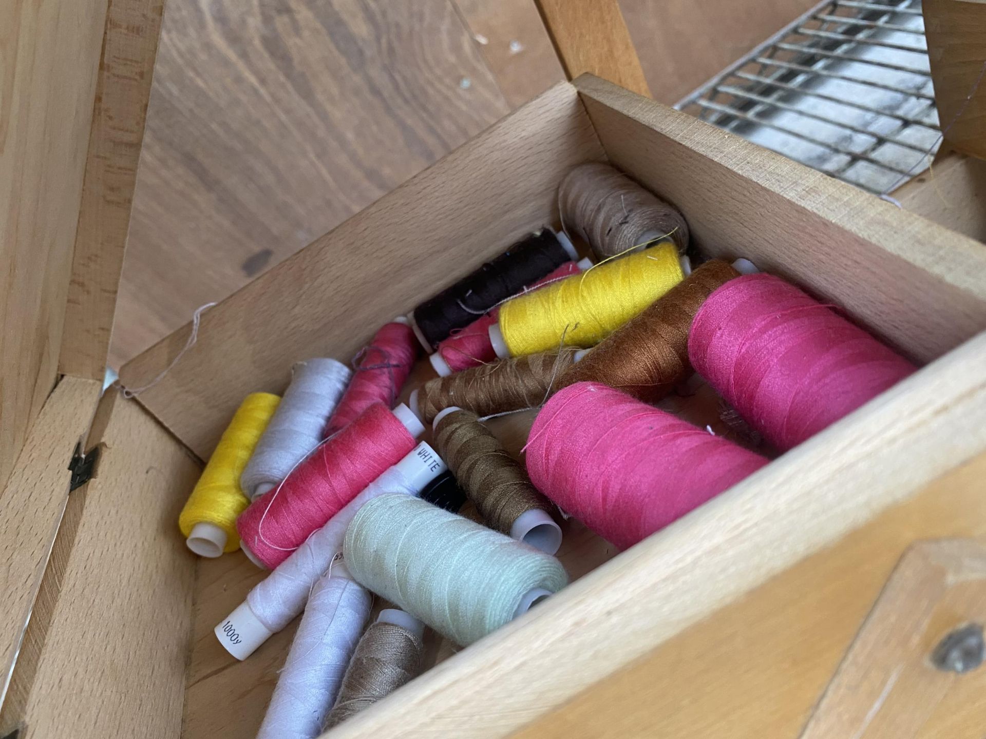 A VINTAGE WOODEN CONCERTINA SEWING BOX CONTAING THREAD ETC - Image 3 of 3