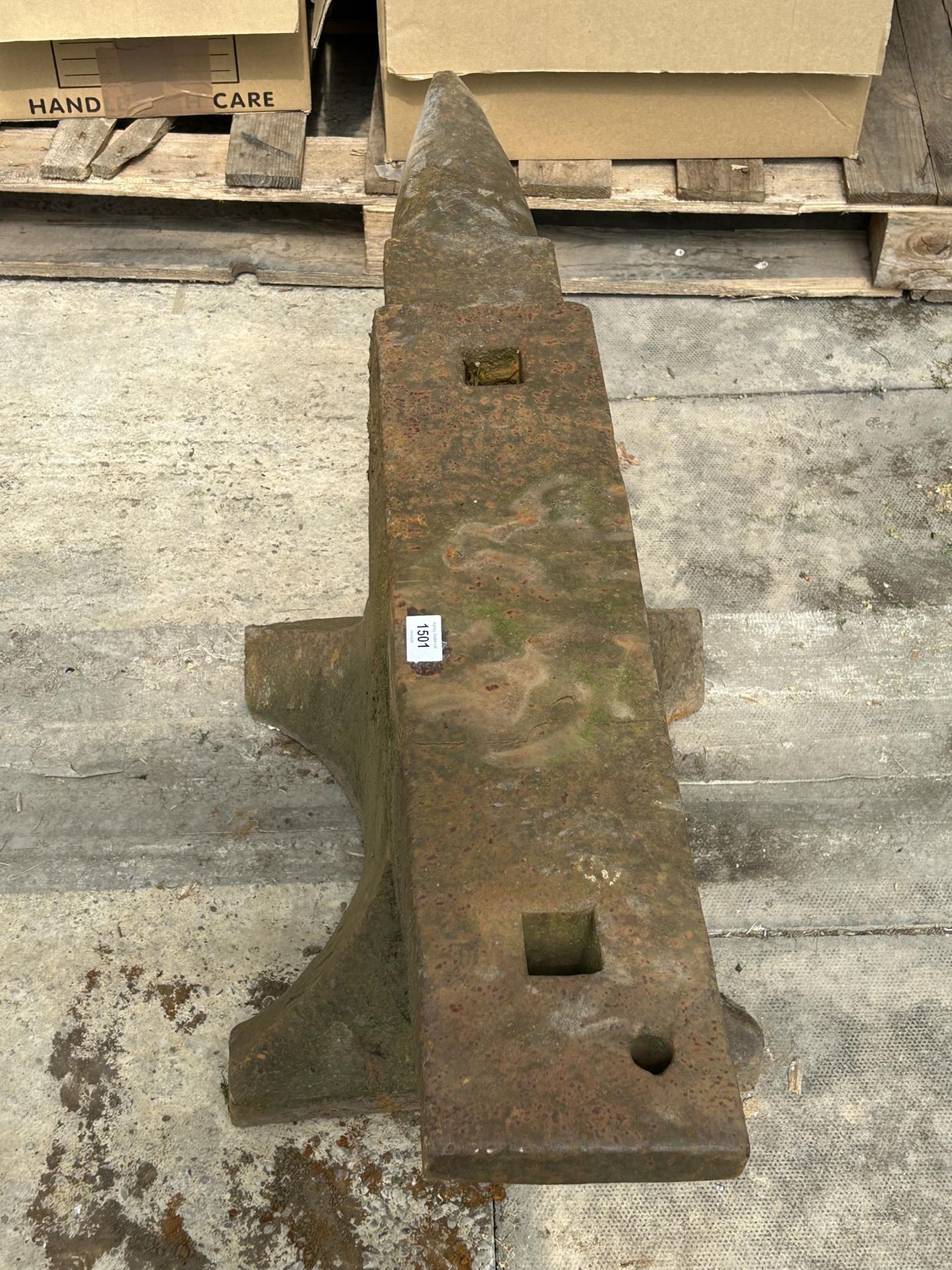 A LARGE VINTAGE CAST IRON BLACKSMITHS ANVIL (H:37CM L:103CM) - Image 3 of 4