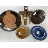 * A COLLECTION OF CERAMICS TO INCLUDE WEDGWOOD METROPOLITAN POLICE PLATE, ROYAL ULSTER