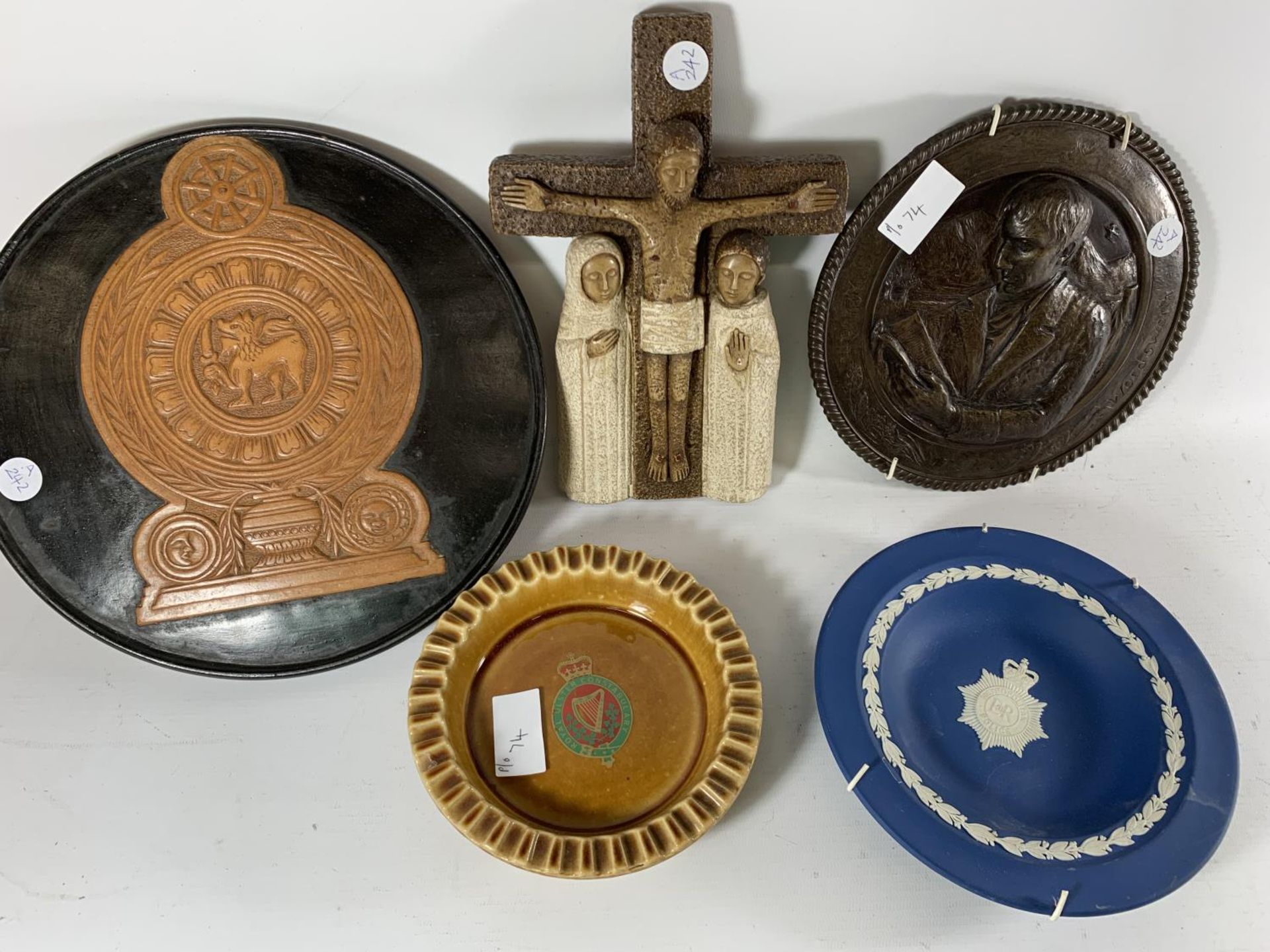 * A COLLECTION OF CERAMICS TO INCLUDE WEDGWOOD METROPOLITAN POLICE PLATE, ROYAL ULSTER