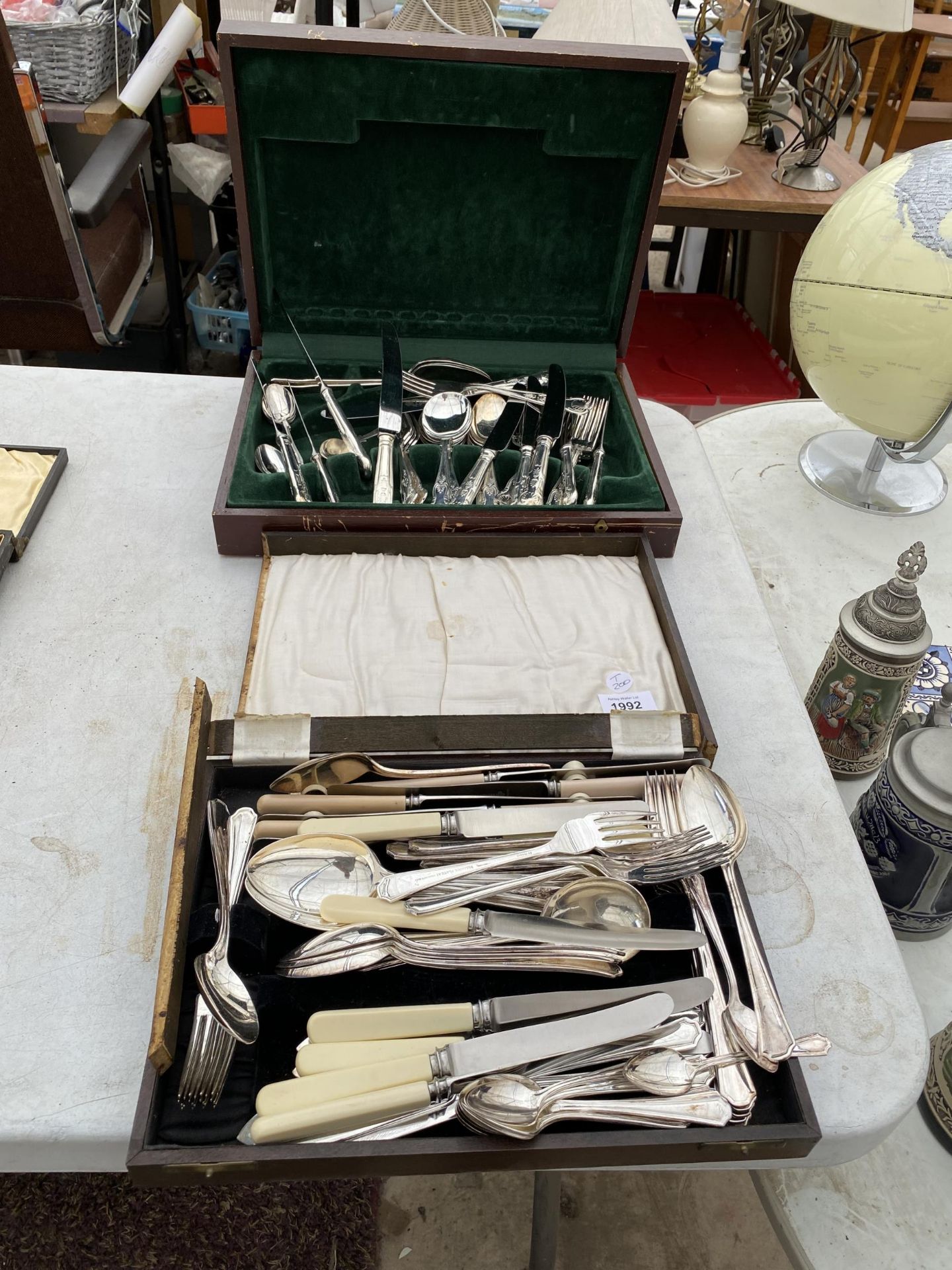 A SILVER PLATED CANTEEN OF CUTLERY AND FURTHER LOOSE CUTLERY