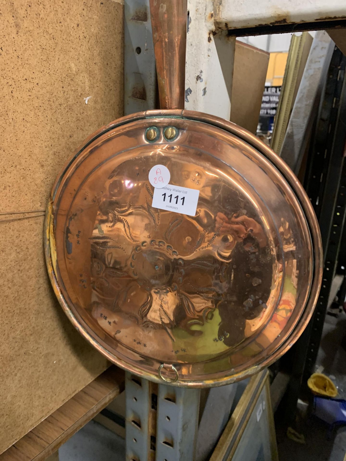 A VINTAGE COPPER WARMING PAN - Image 2 of 3