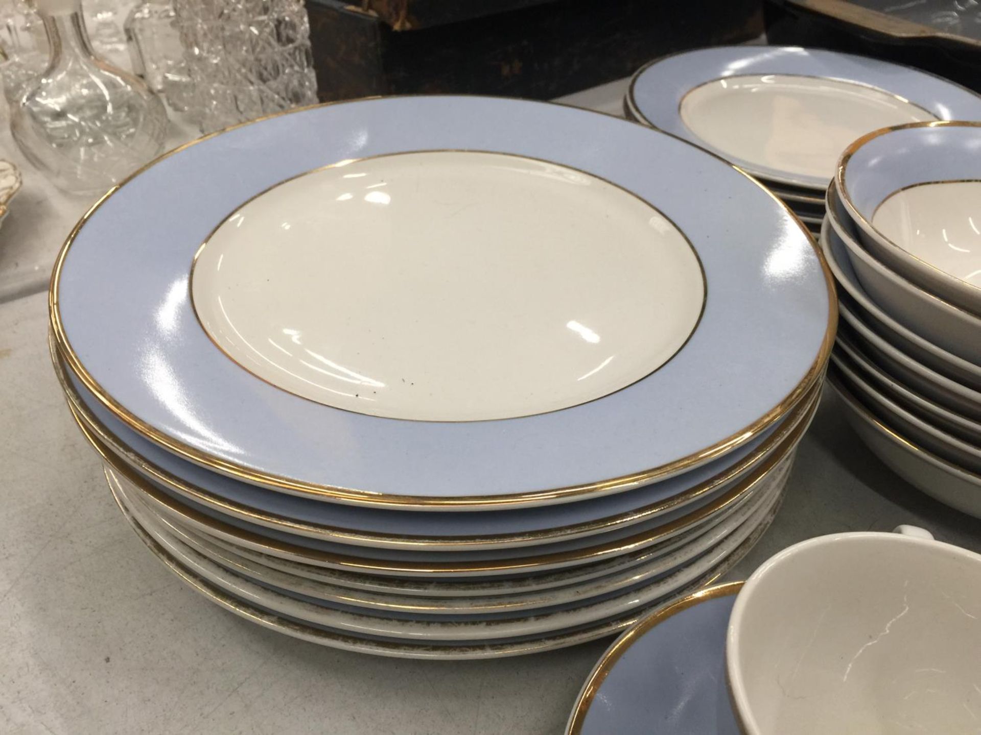 A MODERN DOULTON BLUE AND WHITE PART DINNNER SERVICE - Image 3 of 5