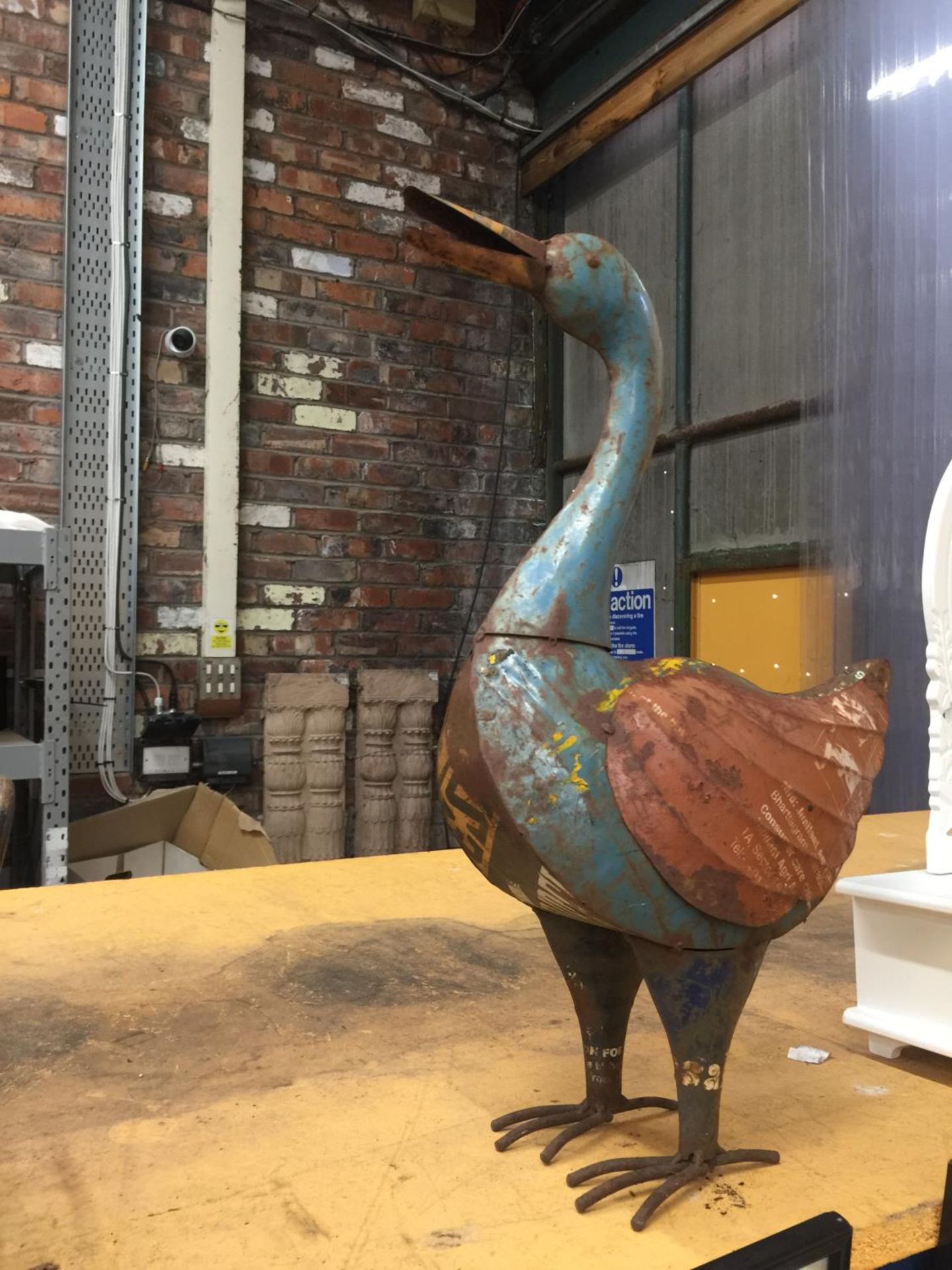 A LARGE VINTAGE METAL DUCK MADE FROM OLD CANS HEIGHT 52CM - Image 2 of 2